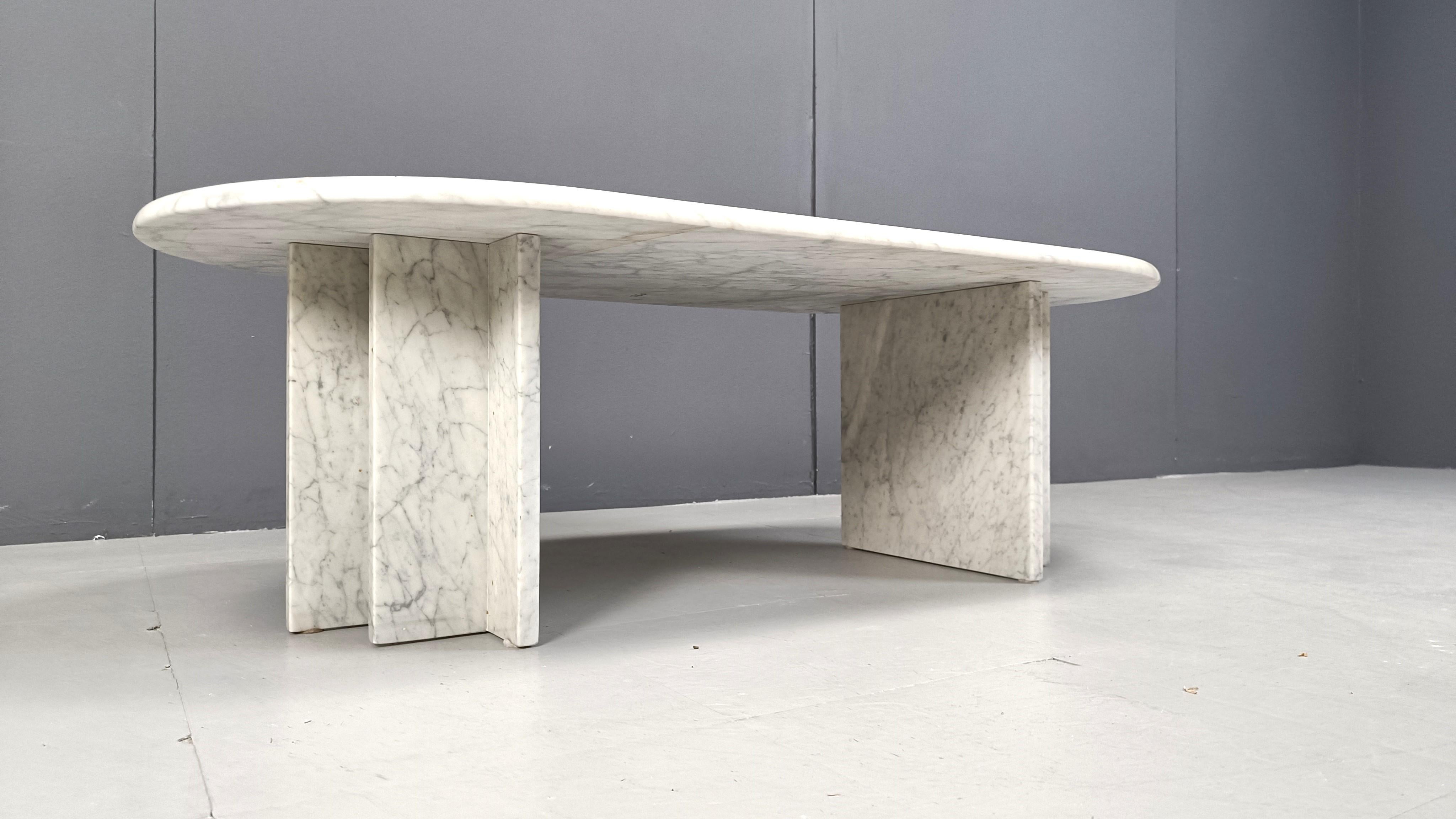 Vintage oval white marble coffee table on two architectural design bases.

Beautiful grey natural veining troughout.

Good condition

1970s - Italy

Height: 37cm
Width: 118cm
Depth: 60cm

Ref: 981947