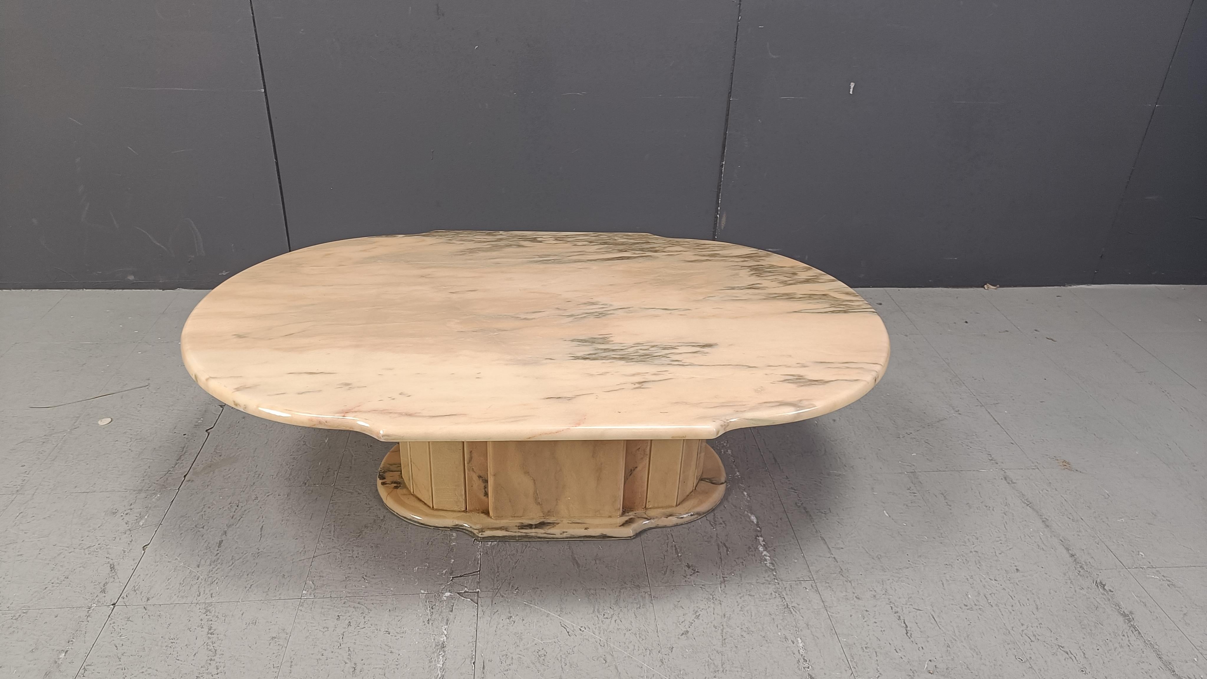Wunderschön geformter lachsfarbener Couchtisch.

Schöne natürliche Farben.

Guter Zustand

1970er Jahre - Italien

Abmessungen
Höhe: 40cm
Breite: 130cm
Tiefe: 80cm

Ref.: 25020604

*Alle Bilder sind immer Teil der Beschreibung