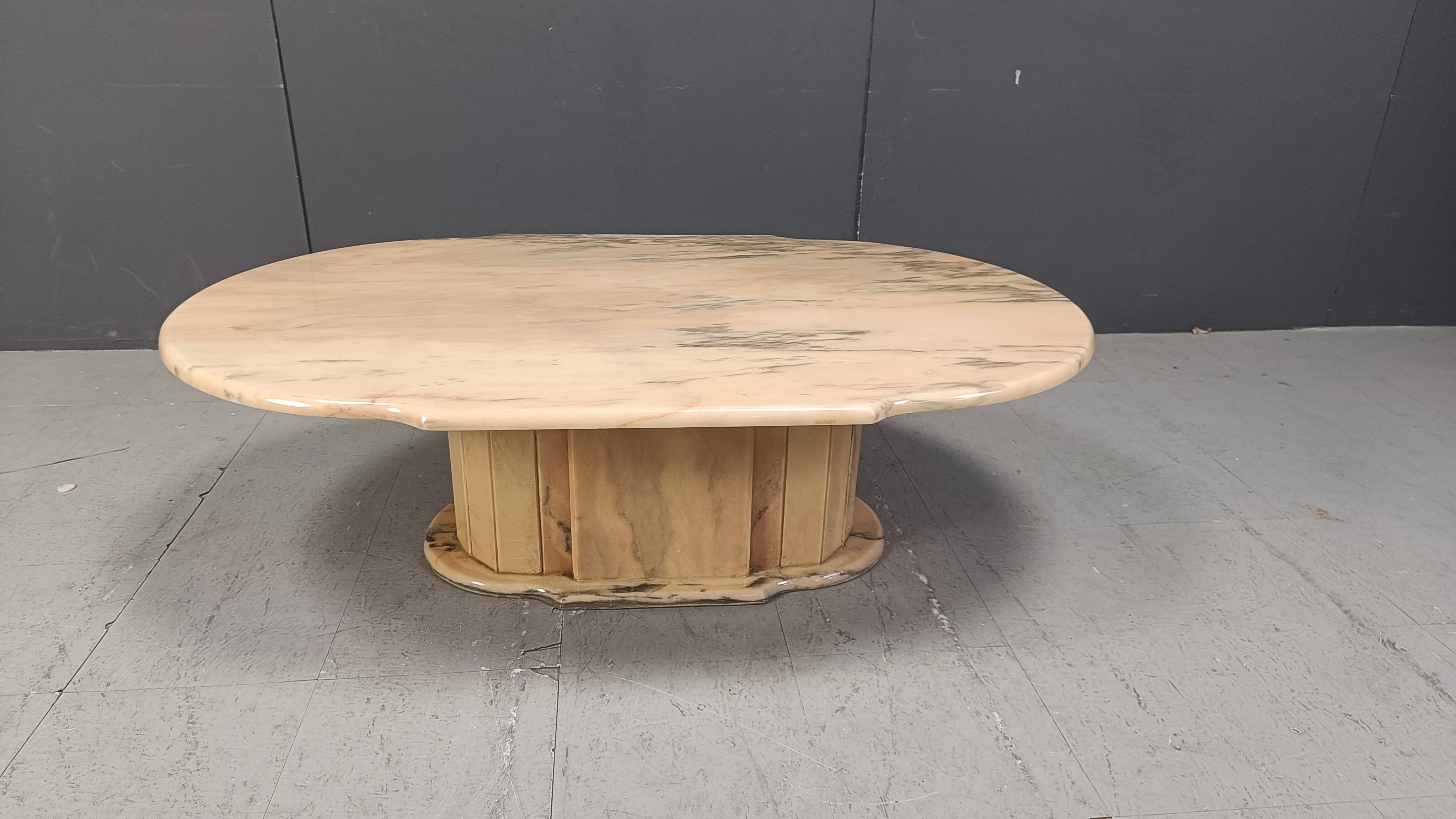 Vintage-Couchtisch aus ovalem Marmor, 1970er-Jahre (Moderne der Mitte des Jahrhunderts) im Angebot