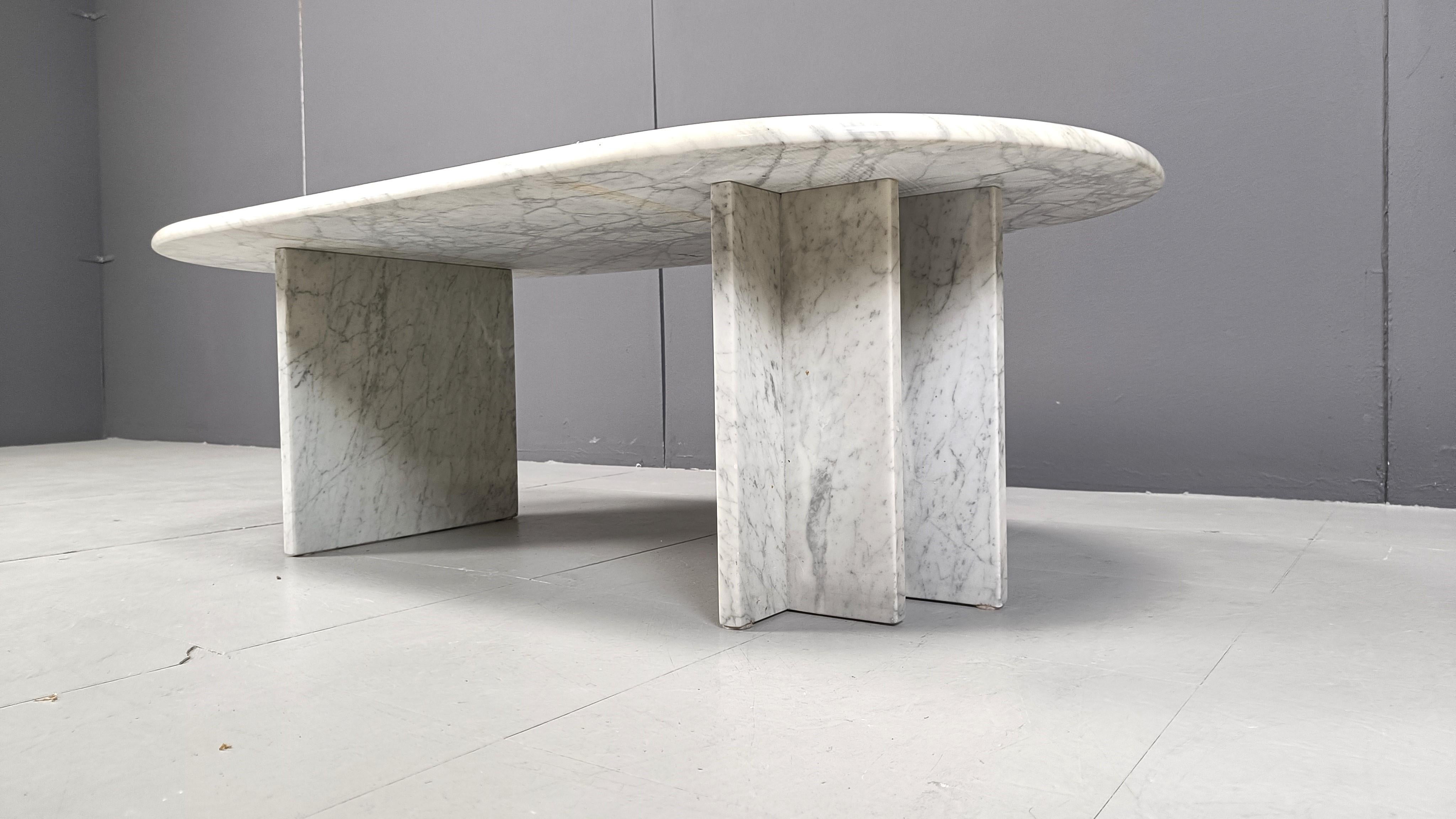 Vintage oval marble coffee table, 1970s In Good Condition In Leuven, Vlaams Gewest