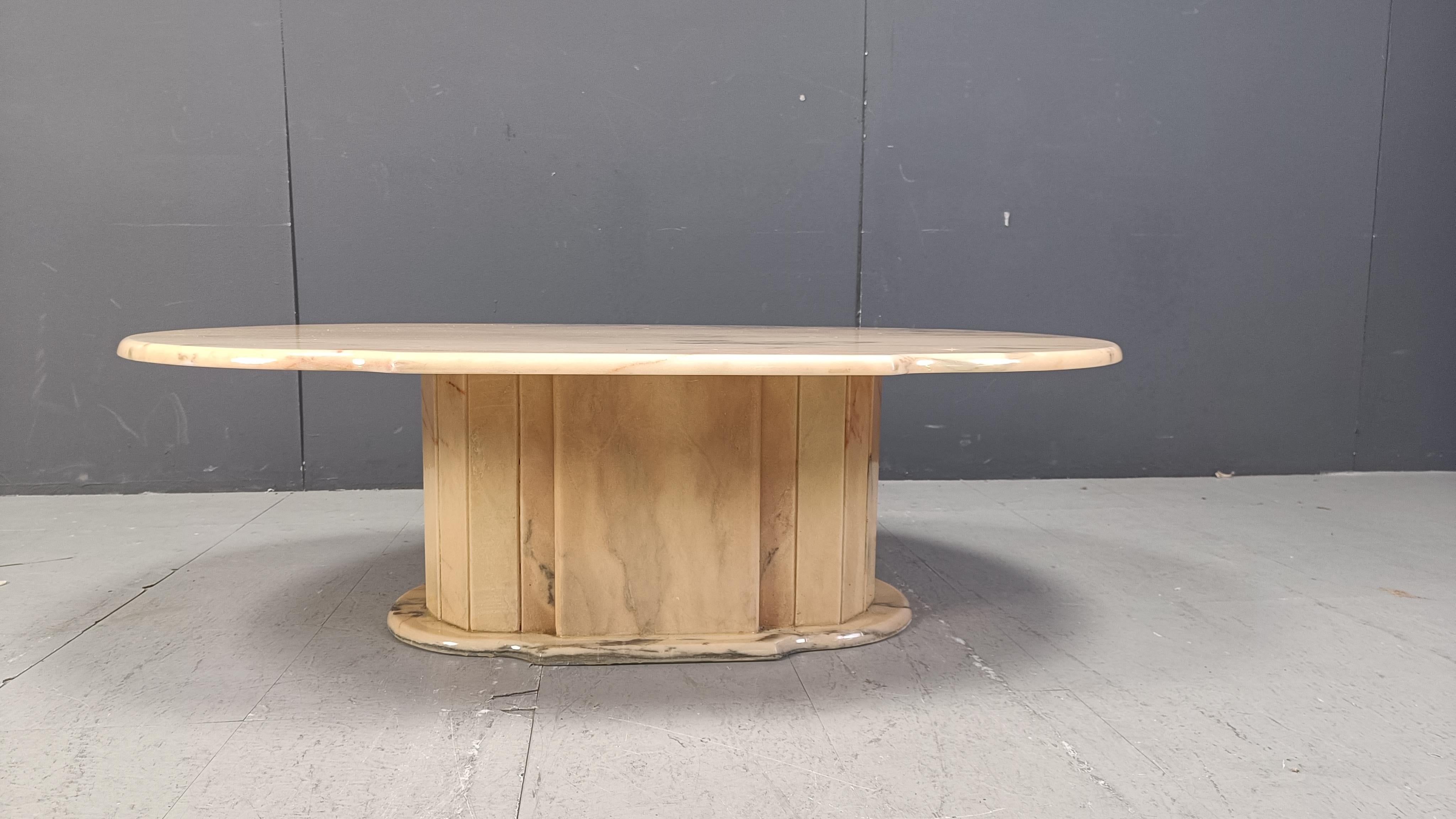 Vintage-Couchtisch aus ovalem Marmor, 1970er-Jahre im Zustand „Gut“ im Angebot in Leuven, Vlaams Gewest