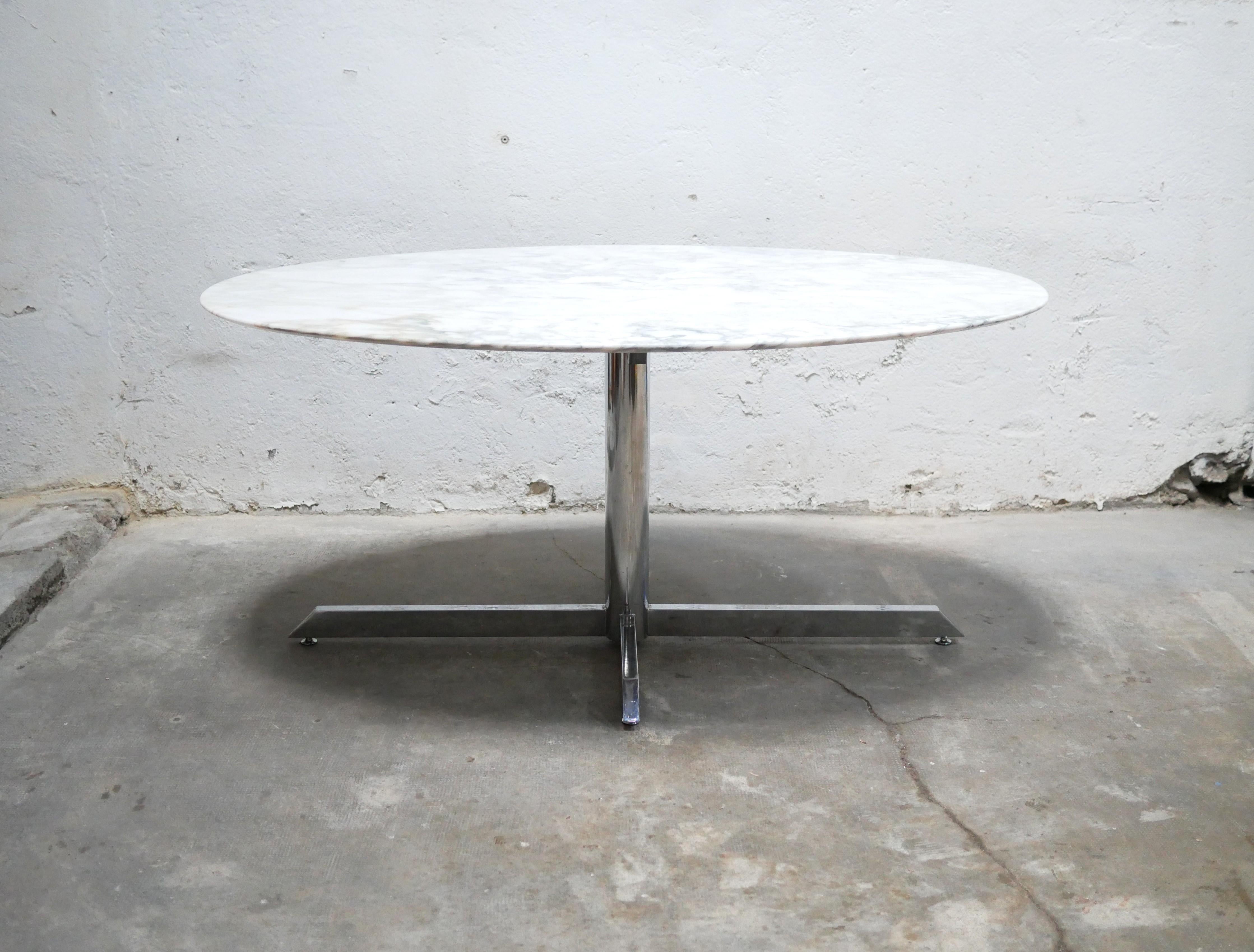 Mesa ovalada de mármol vintage publicada por Roche Bobois en venta 4