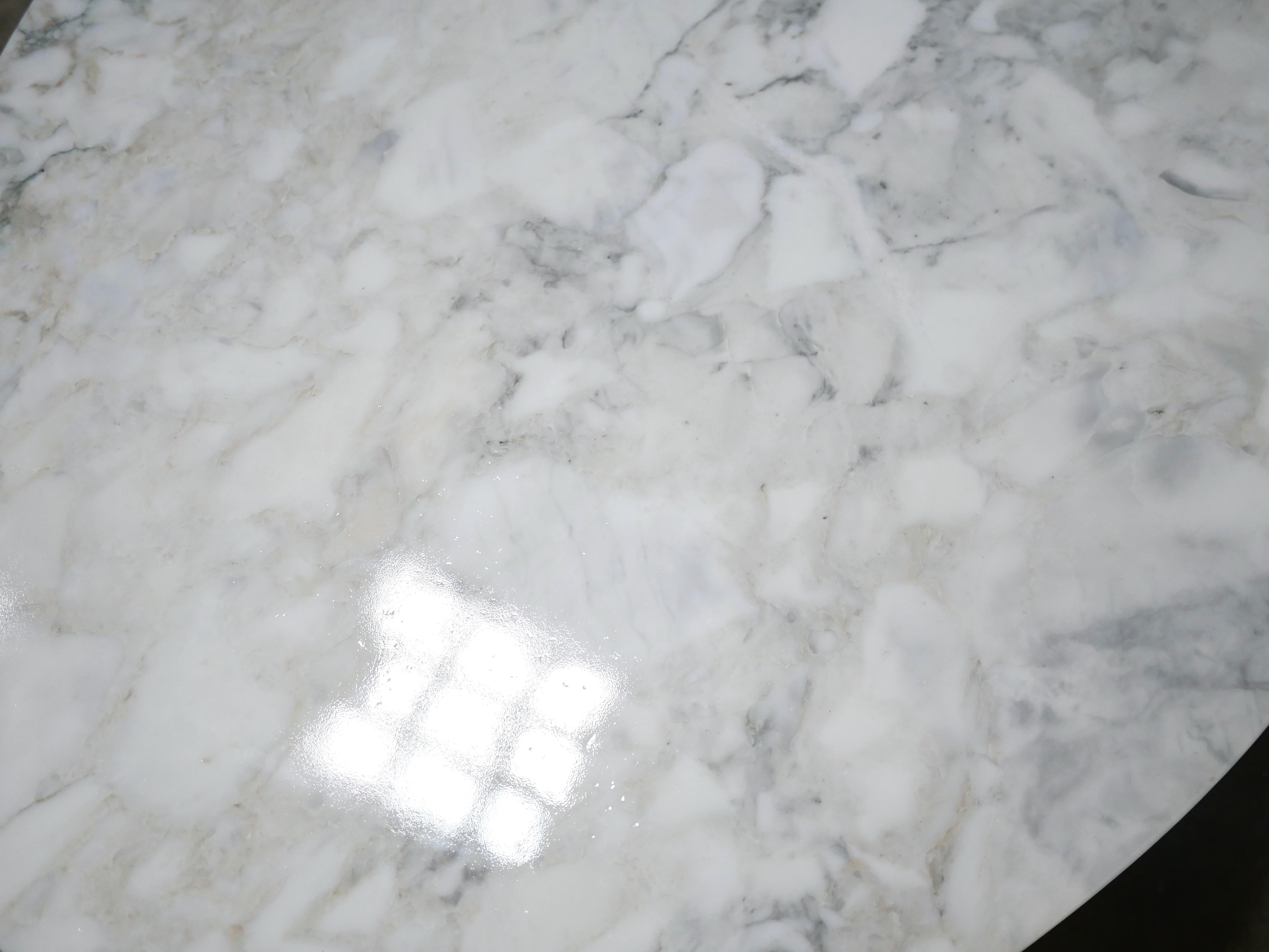 Mesa ovalada de mármol vintage publicada por Roche Bobois en venta 9