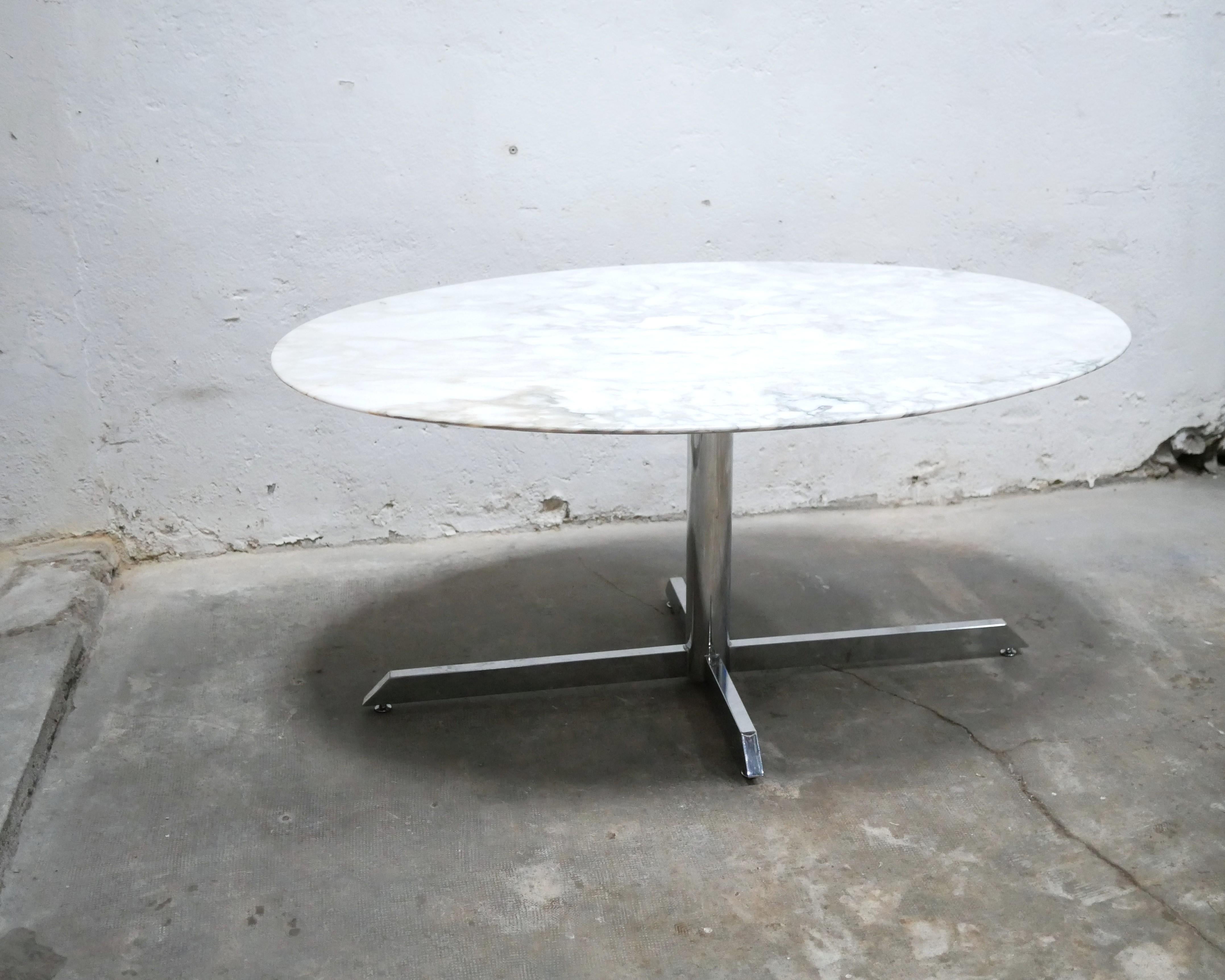 Mesa ovalada de mármol vintage publicada por Roche Bobois en venta 10