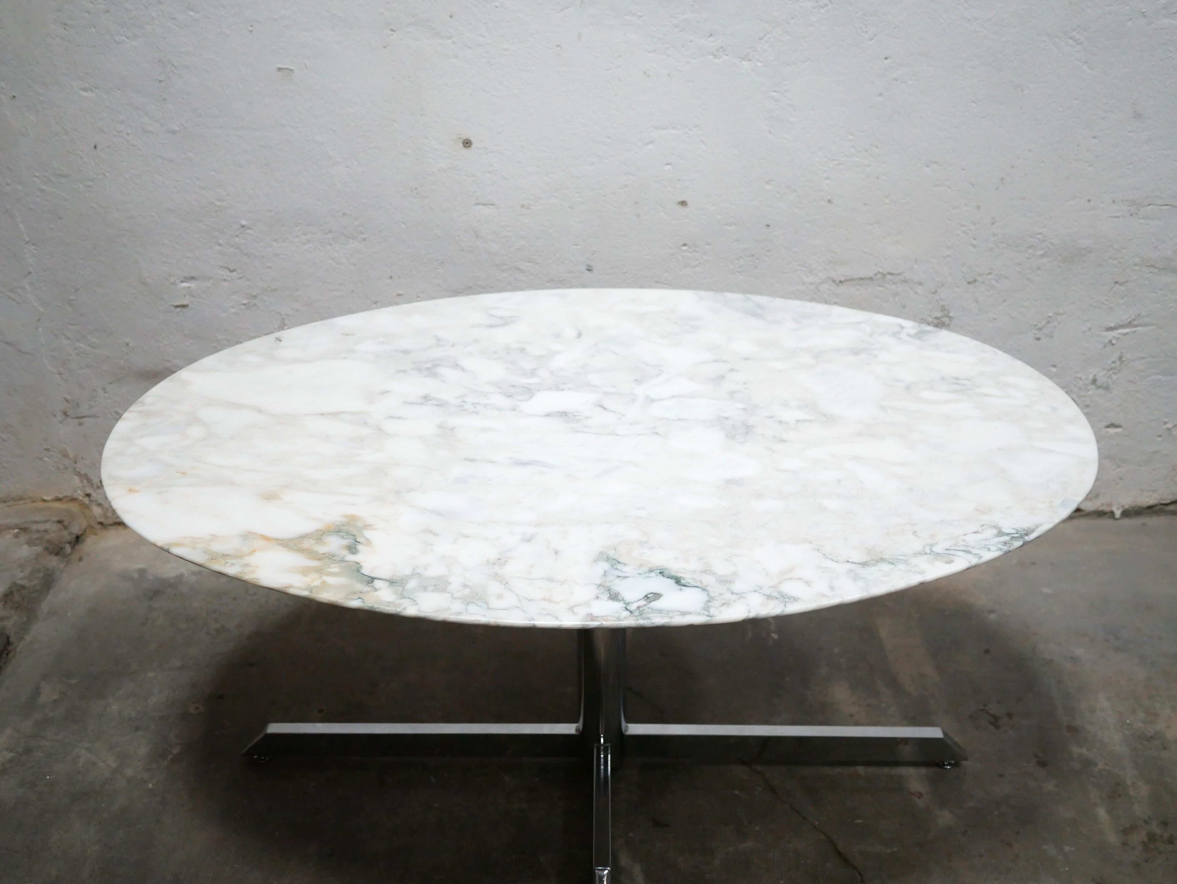 Mesa ovalada de mármol vintage publicada por Roche Bobois en venta 11