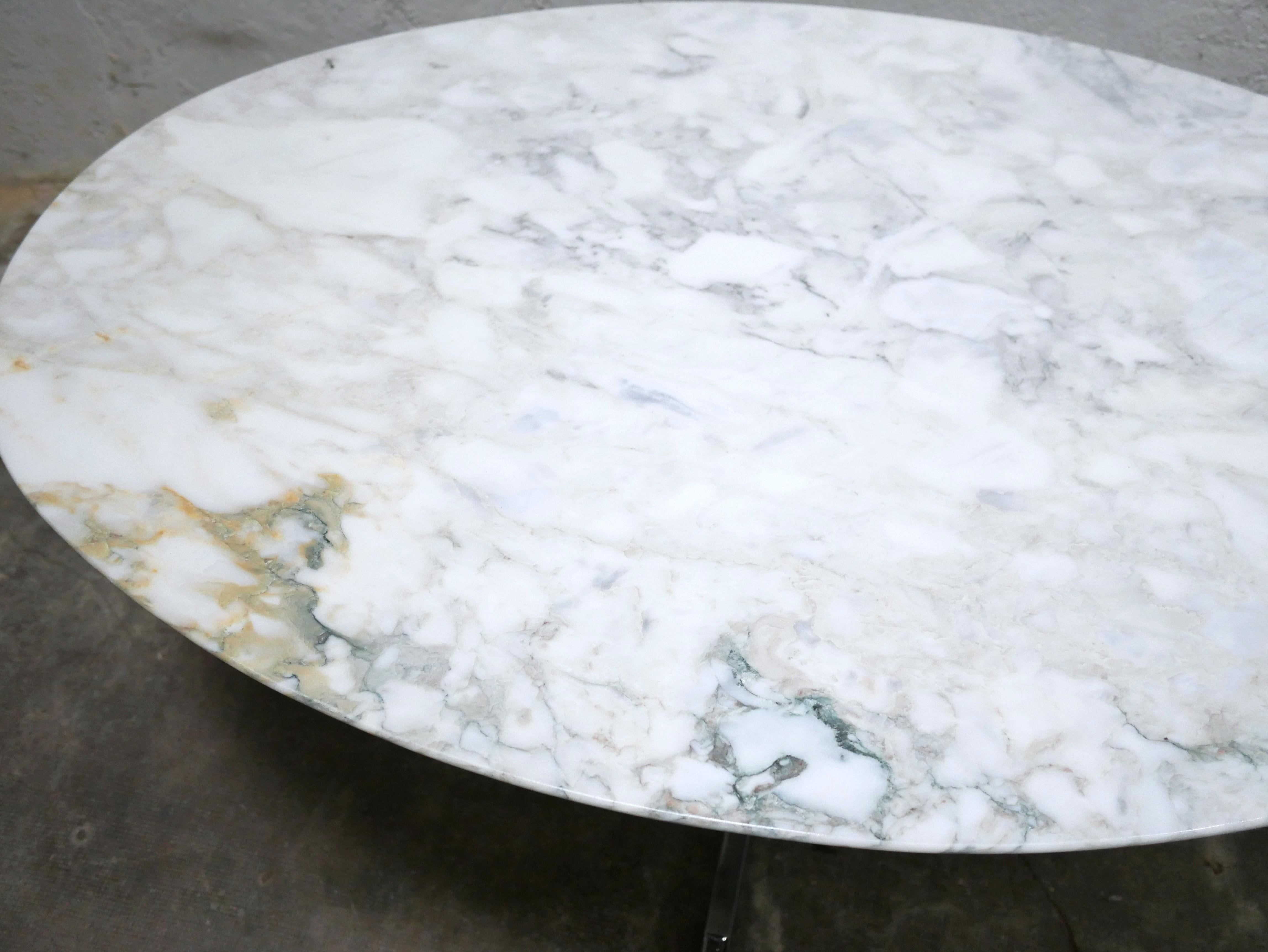 Mesa ovalada de mármol vintage publicada por Roche Bobois en venta 12