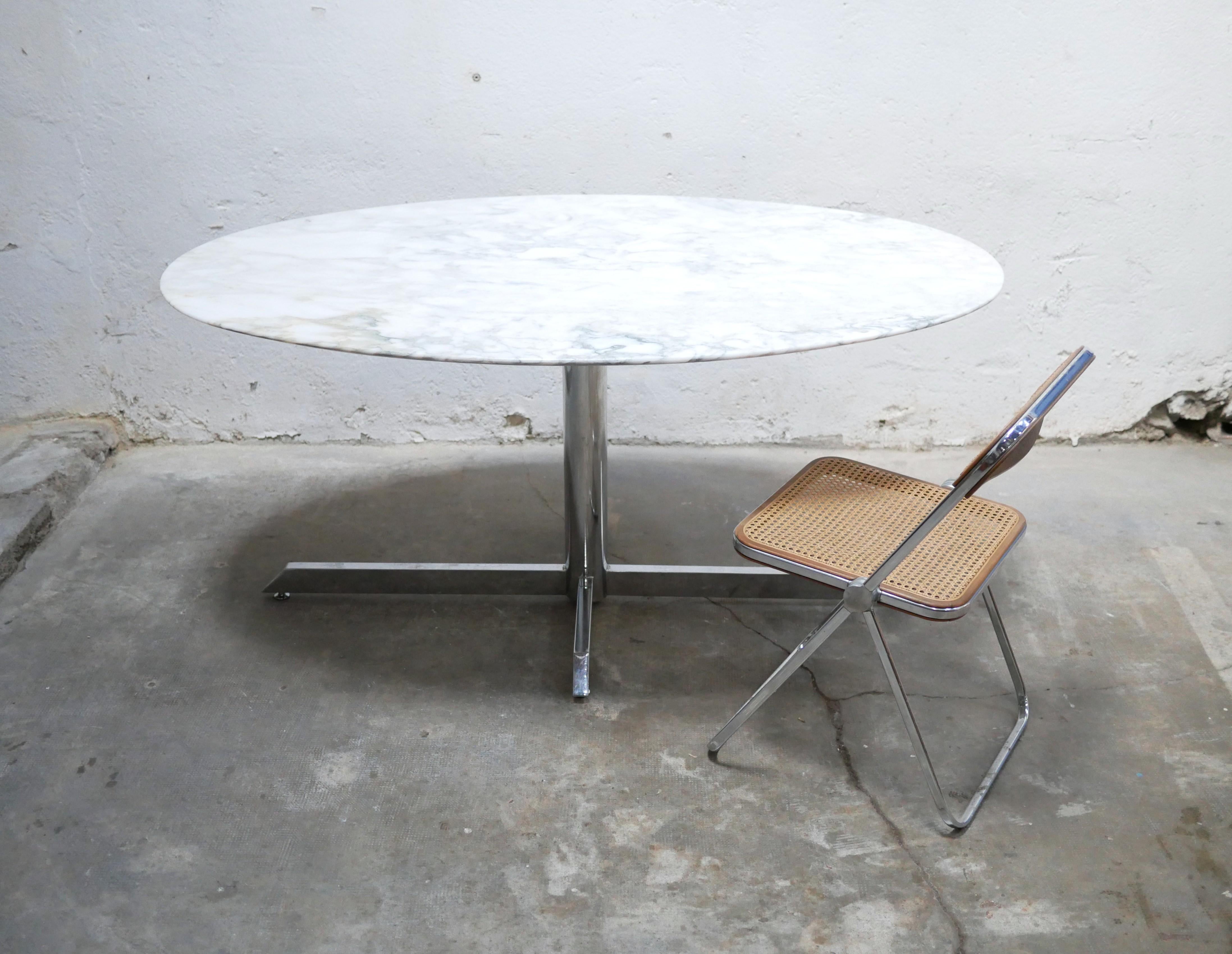 Mesa de comedor de mármol fabricada por Roche Bobois en la década de 1970.

La mesa combina elegancia y diseño con sus líneas limpias y armoniosas y su forma perfectamente equilibrada.

Su encimera ovalada de generosas dimensiones te invita a