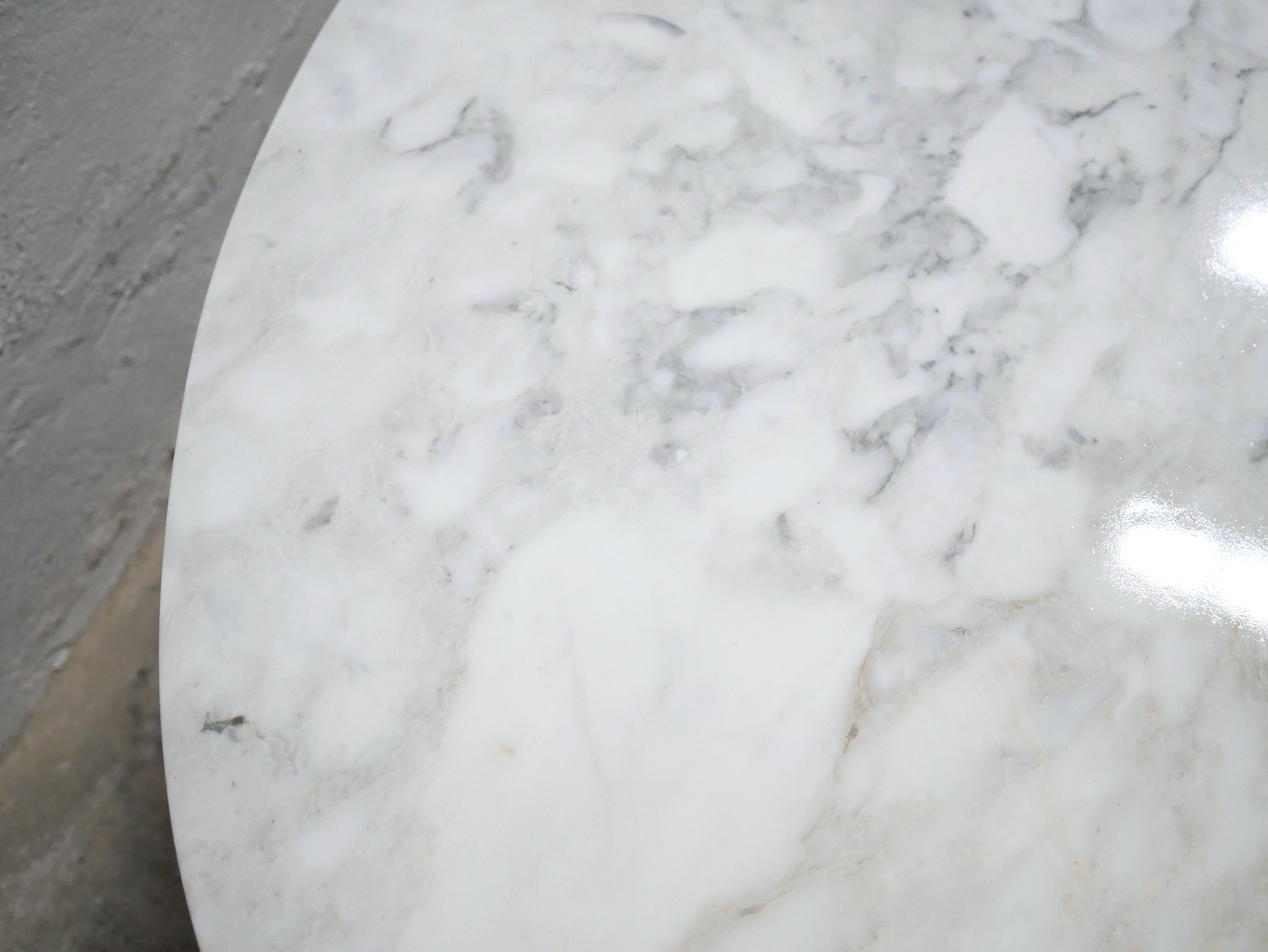 Mesa ovalada de mármol vintage publicada por Roche Bobois en venta 14