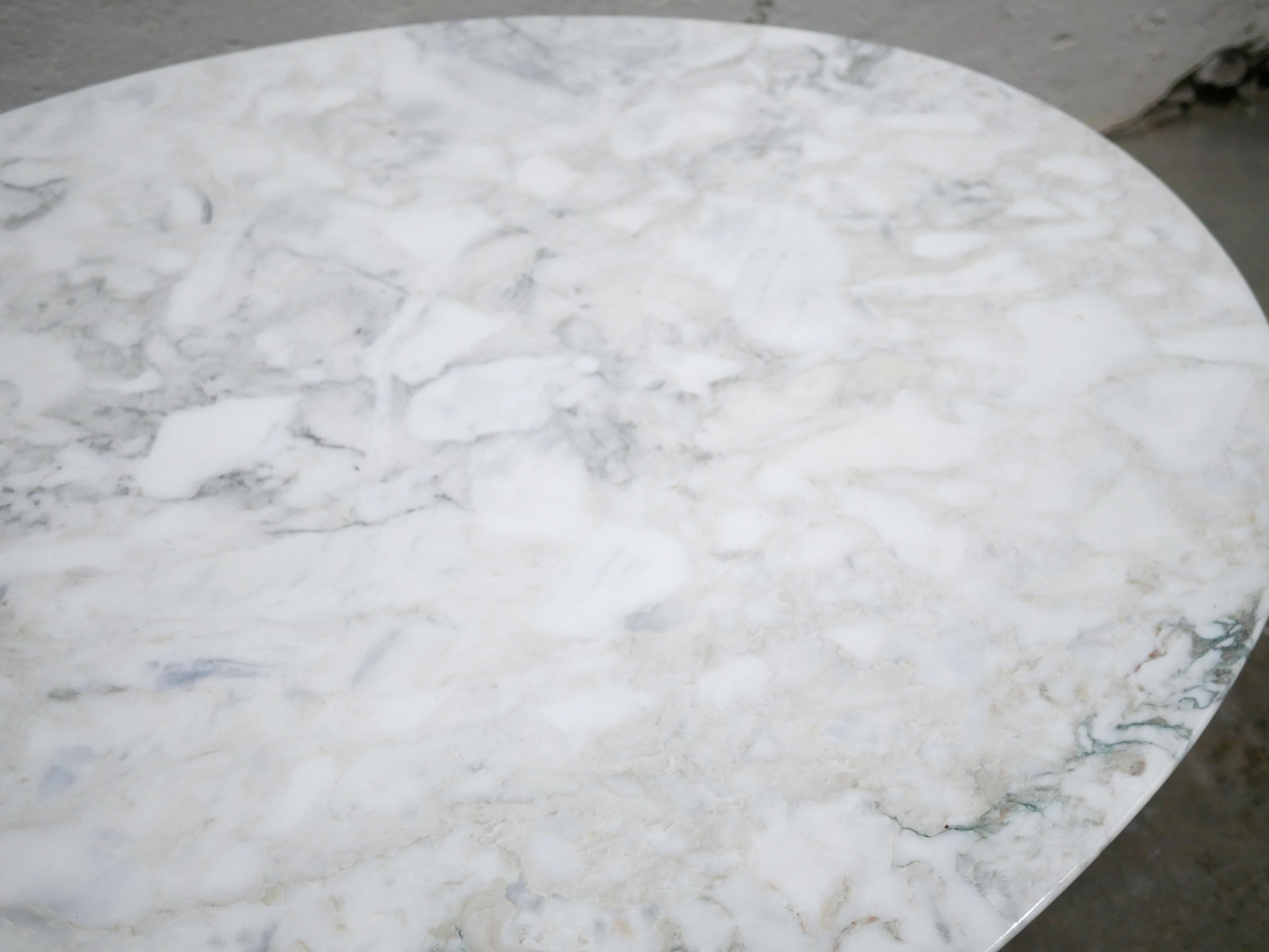 Mesa ovalada de mármol vintage publicada por Roche Bobois en Bueno estado para la venta en AIGNAN, FR