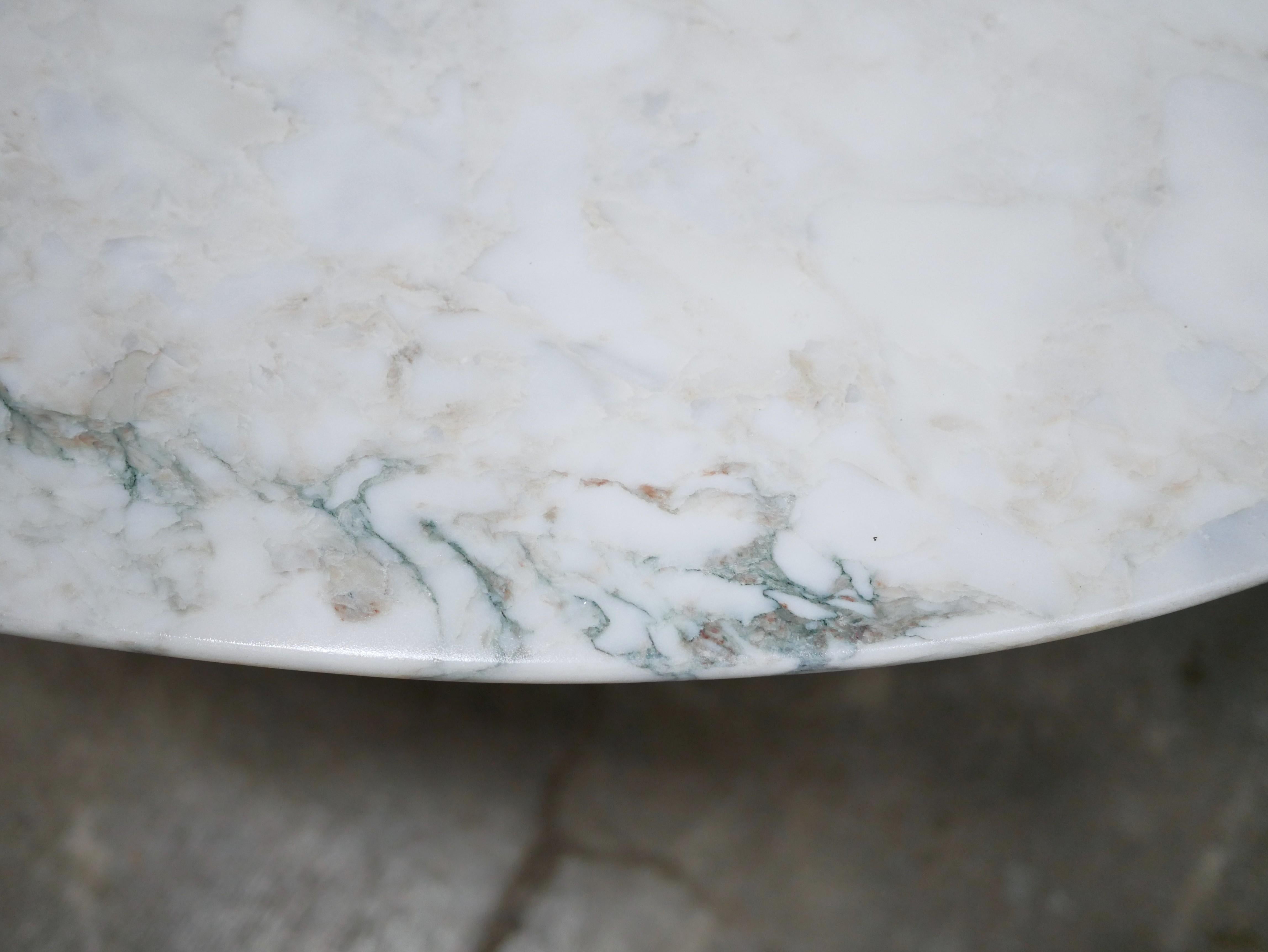 Mesa ovalada de mármol vintage publicada por Roche Bobois siglo XX en venta