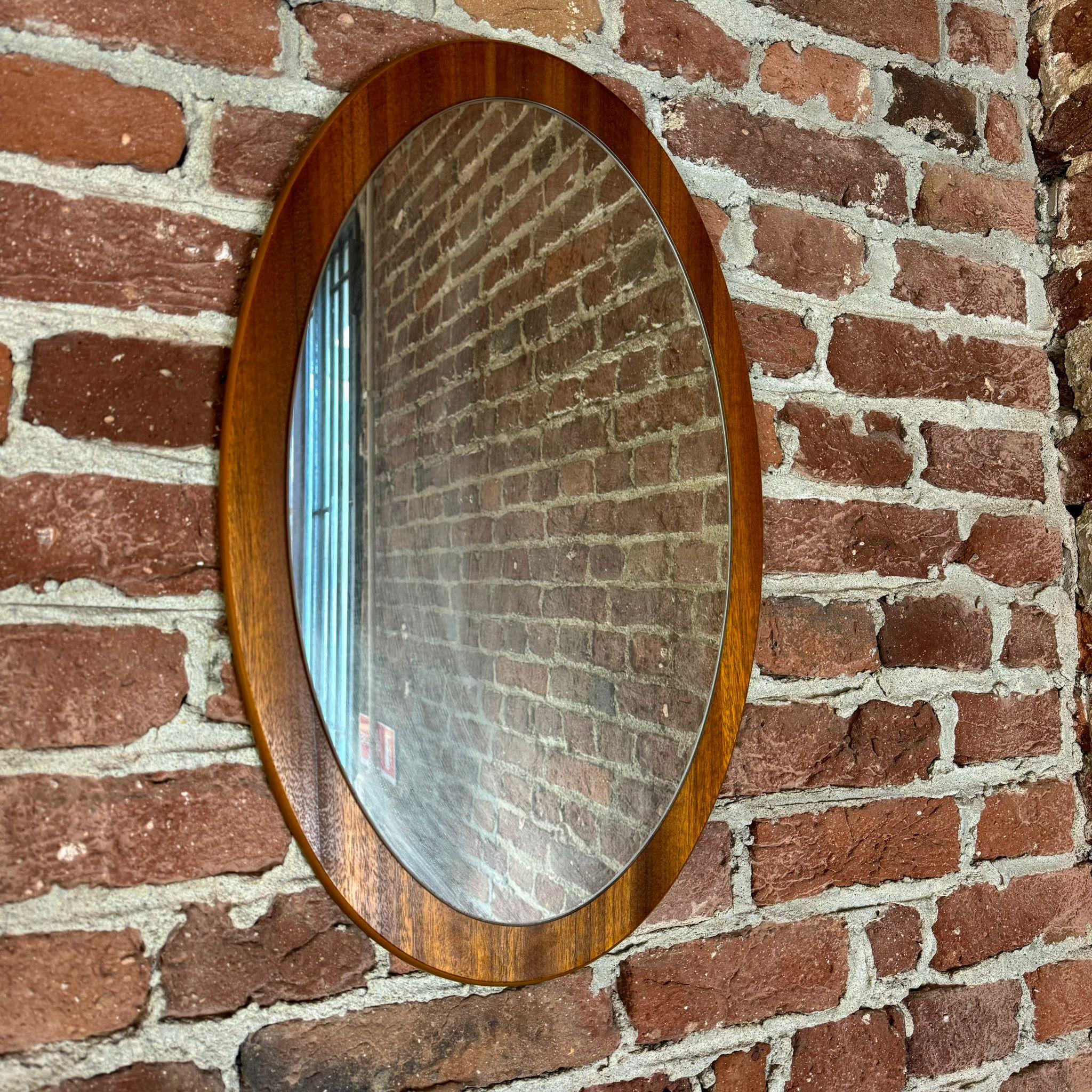 Espejo oval vintage de teca, Dinamarca 1960 en Bueno estado para la venta en Torino, IT