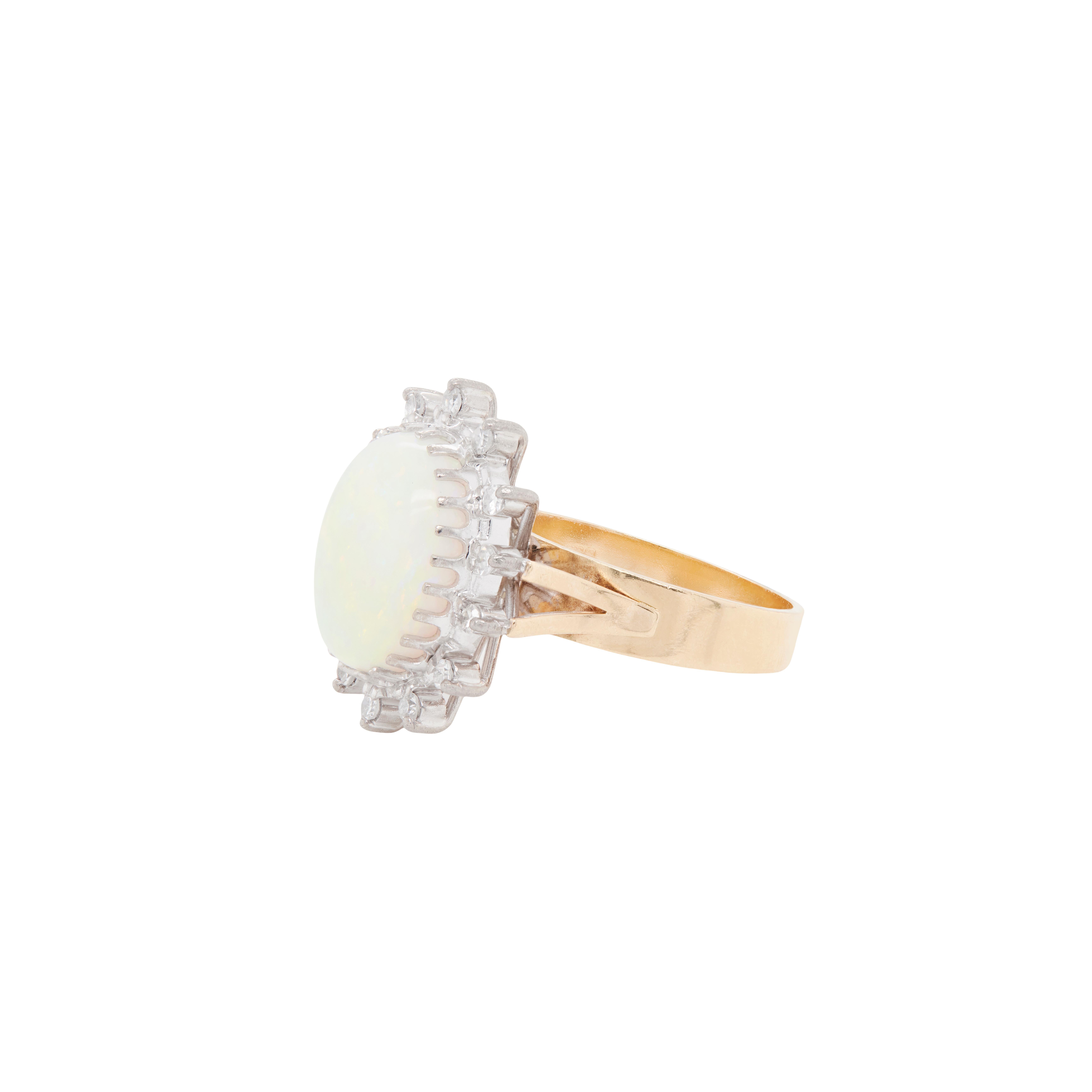 Risalente agli anni '70, questo anello da cerimonia offre una splendida miscela di sottile luminosità e glamour d'epoca, incentrata su un luminoso opale ovale cabochon di circa 14 x 10 mm, con delicati bagliori di tonalità pastello.

La splendida