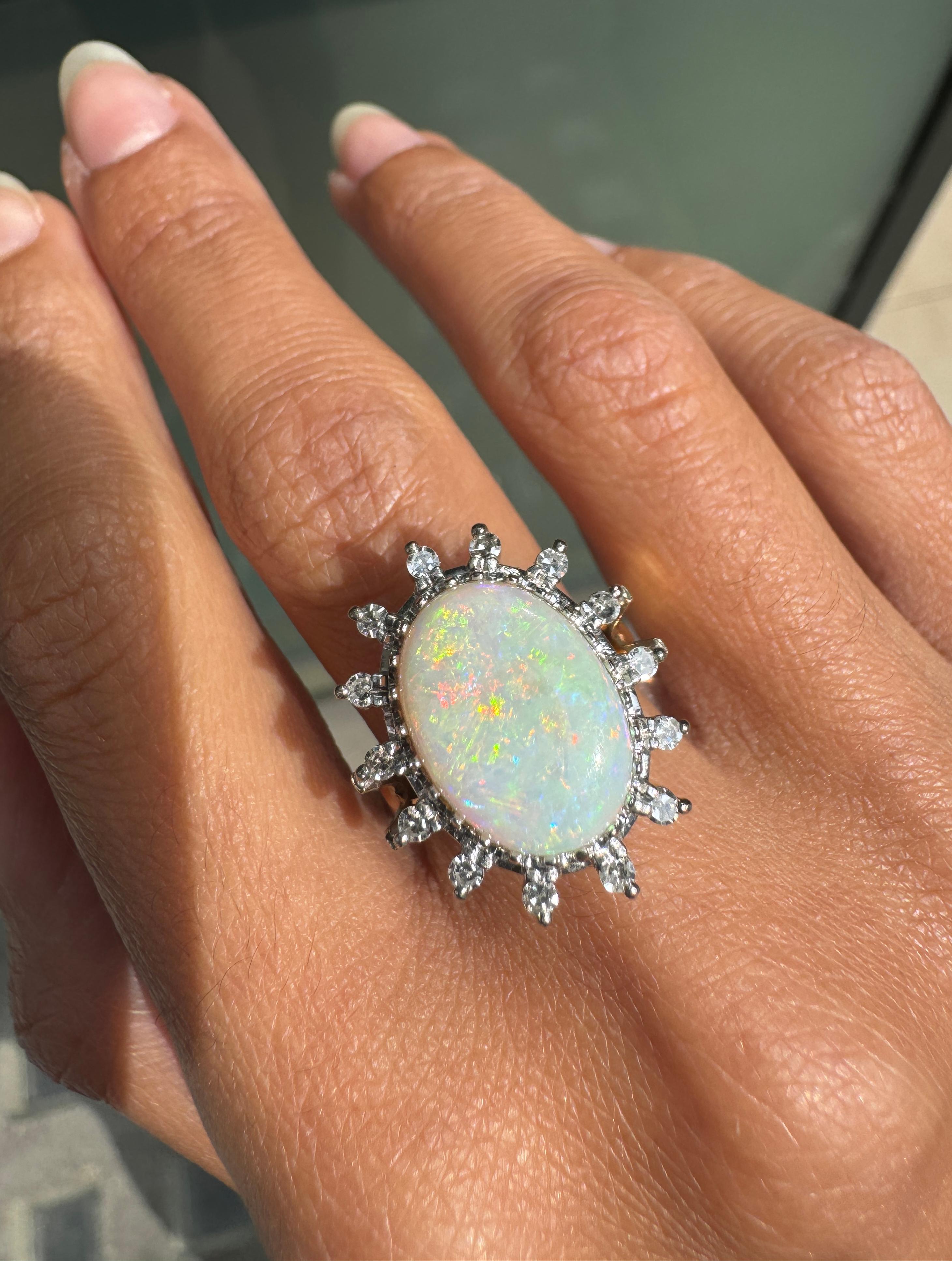 Taglio ovale Anello d'epoca con opale ovale e diamanti a grappolo in oro giallo e bianco da 18 carati in vendita