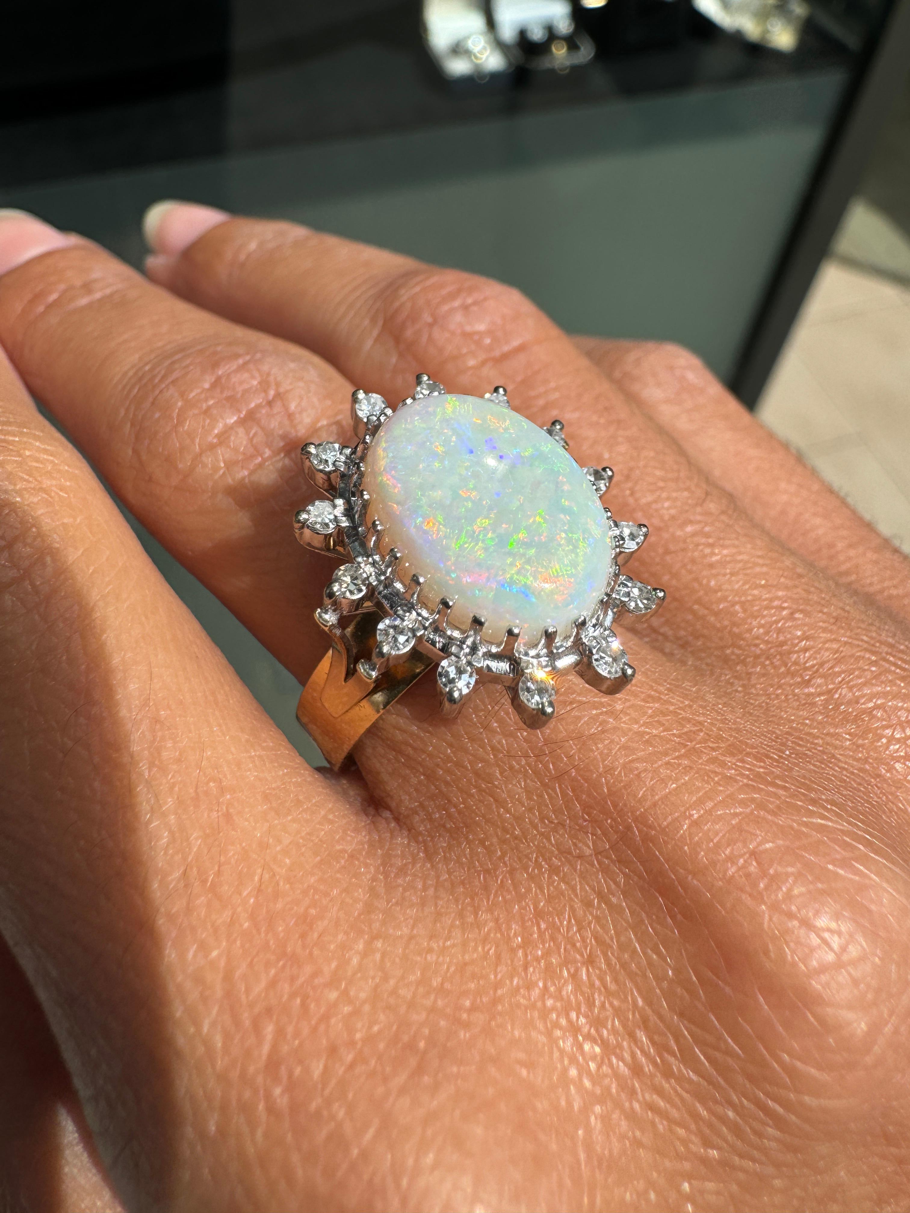 Anello d'epoca con opale ovale e diamanti a grappolo in oro giallo e bianco da 18 carati In condizioni buone in vendita a London, GB