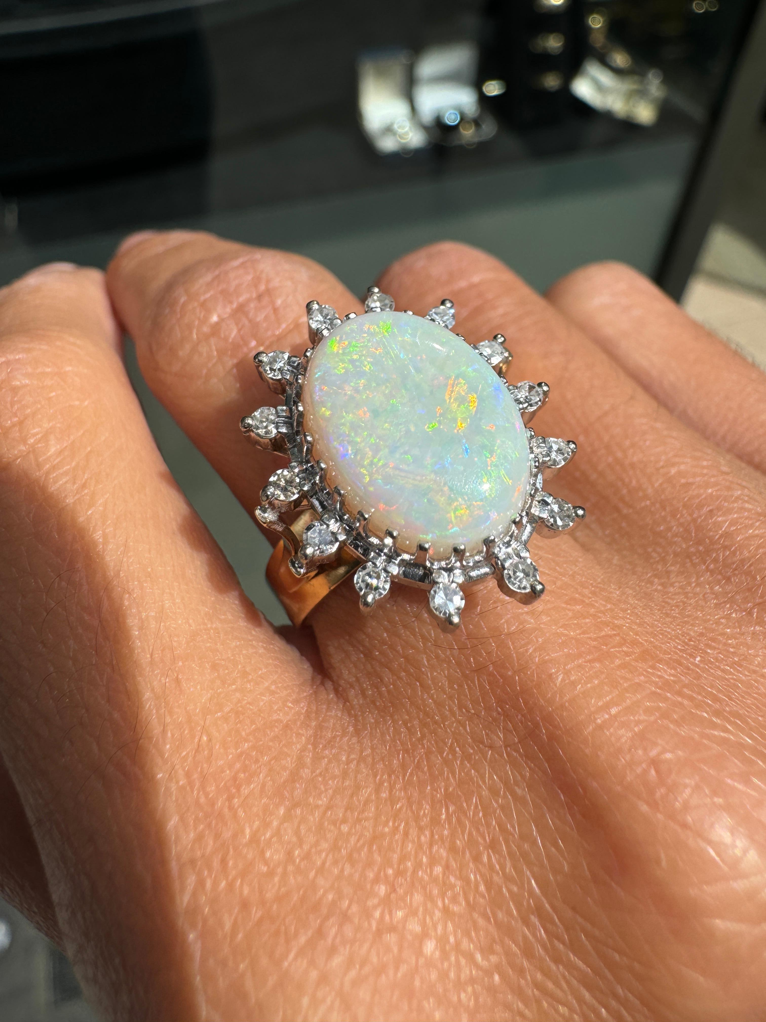 Anello d'epoca con opale ovale e diamanti a grappolo in oro giallo e bianco da 18 carati in vendita 1