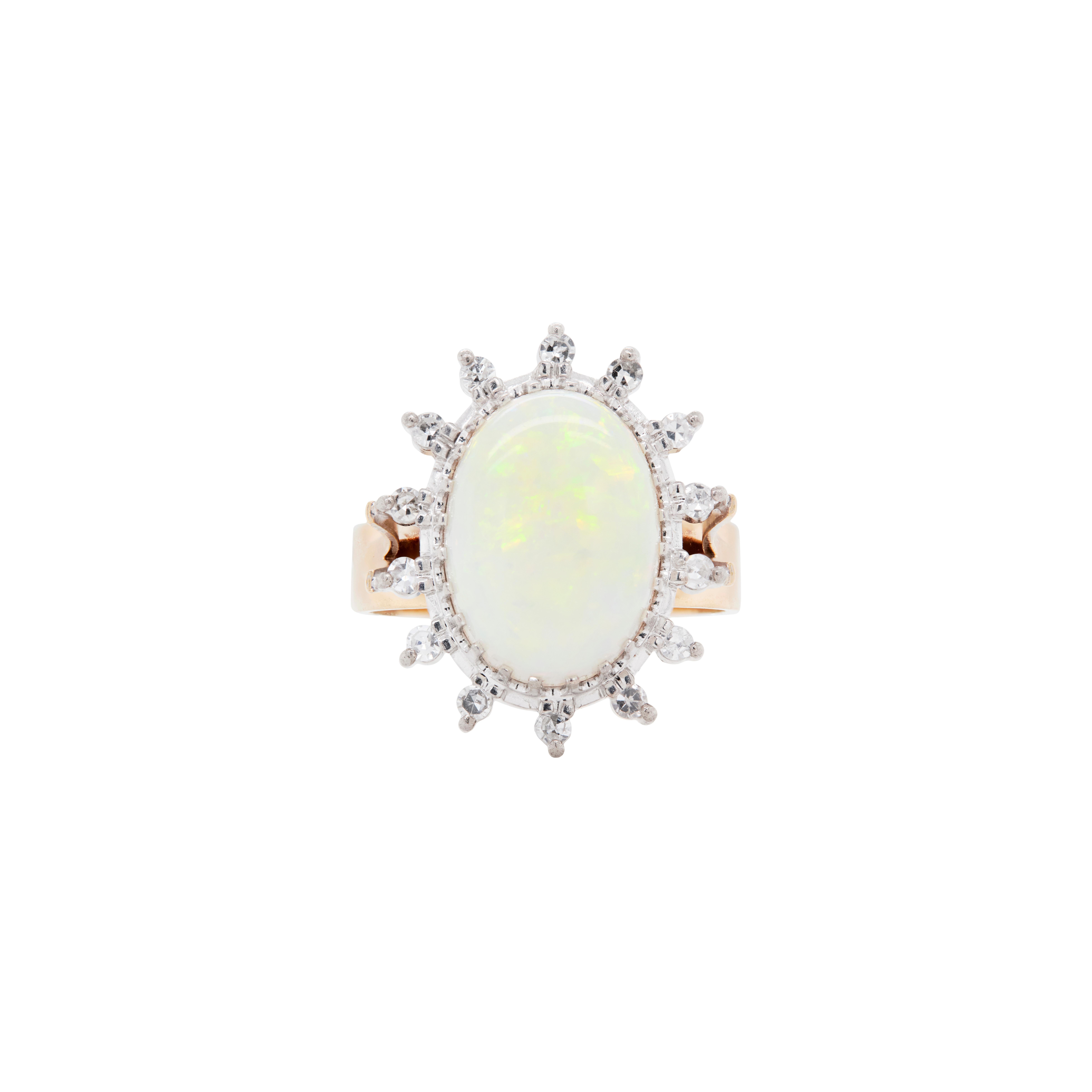Anello d'epoca con opale ovale e diamanti a grappolo in oro giallo e bianco da 18 carati in vendita
