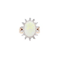Anello d'epoca con opale ovale e diamanti a grappolo in oro giallo e bianco da 18 carati