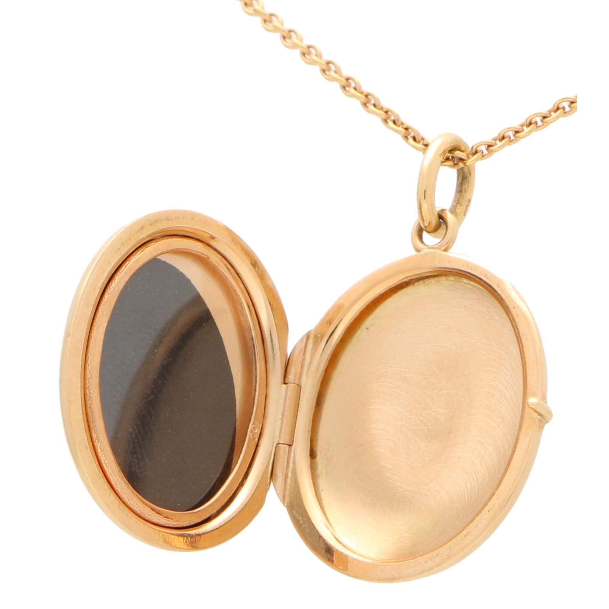 Vintage Oval Photo Locket Set in 18 Karat Rose Gold In Good Condition For Sale In London, GB