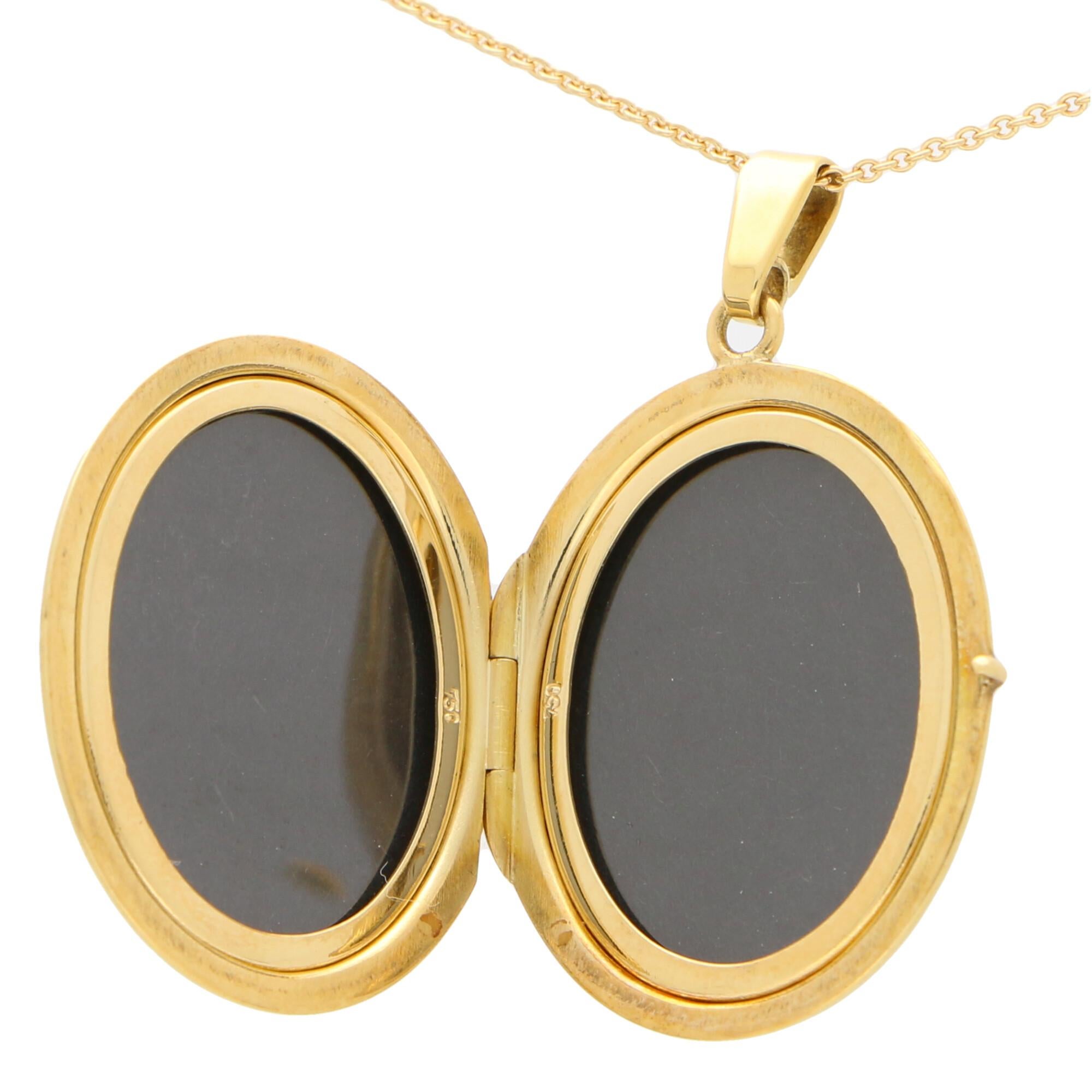 Vintage Oval Photo Locket Set in 18 Karat Yellow Gold In Good Condition In London, GB