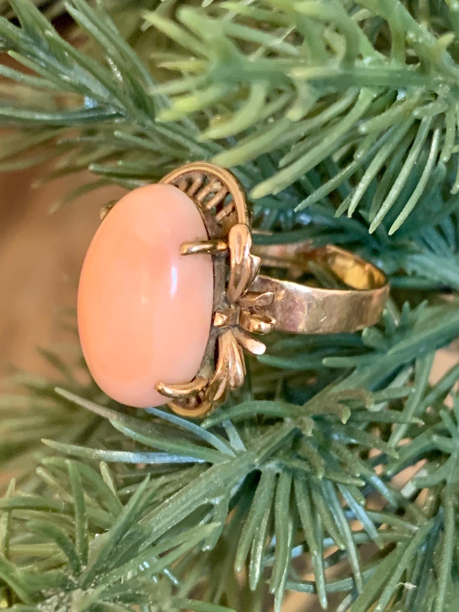 Dieser Ring ist in jeder Hinsicht großartig.  Er besteht aus einem 17 x 11 m großen ovalen rosa Korallencabochon:: der in 14 Karat Roségold gefasst ist.  
Größe: 5 1/2
Gewicht: 6 Gramm