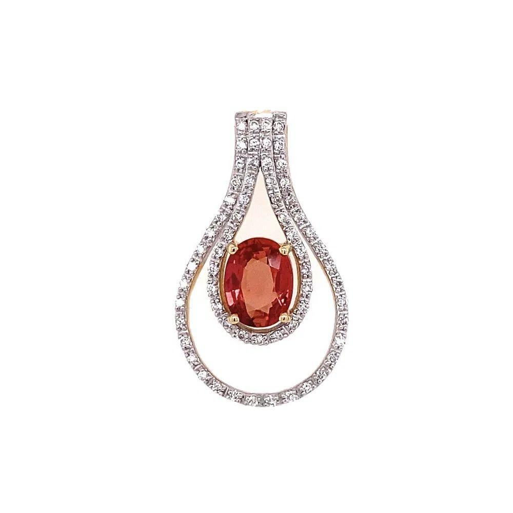 Semplicemente bello! Con uno zaffiro rosa arancione ovale del peso di circa 1,28 carati. Incastonato a mano e circondato da diamanti. 0,24tcw circa. Ciondolo in oro giallo 18 carati finemente lavorato a mano, misura circa 1