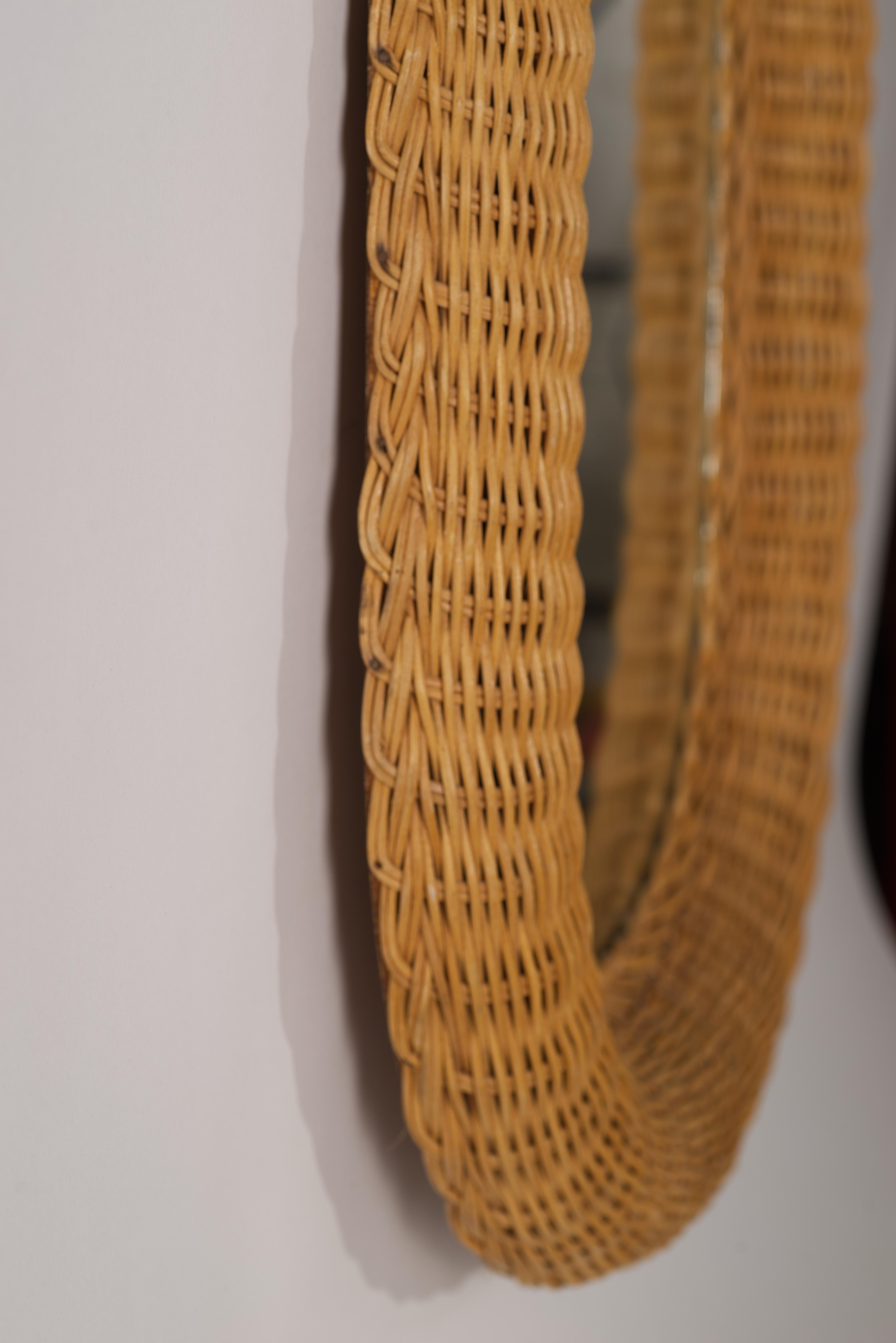 Organico moderno Specchio ovale in vimini e rattan d'epoca, in stile rustico francese in vendita