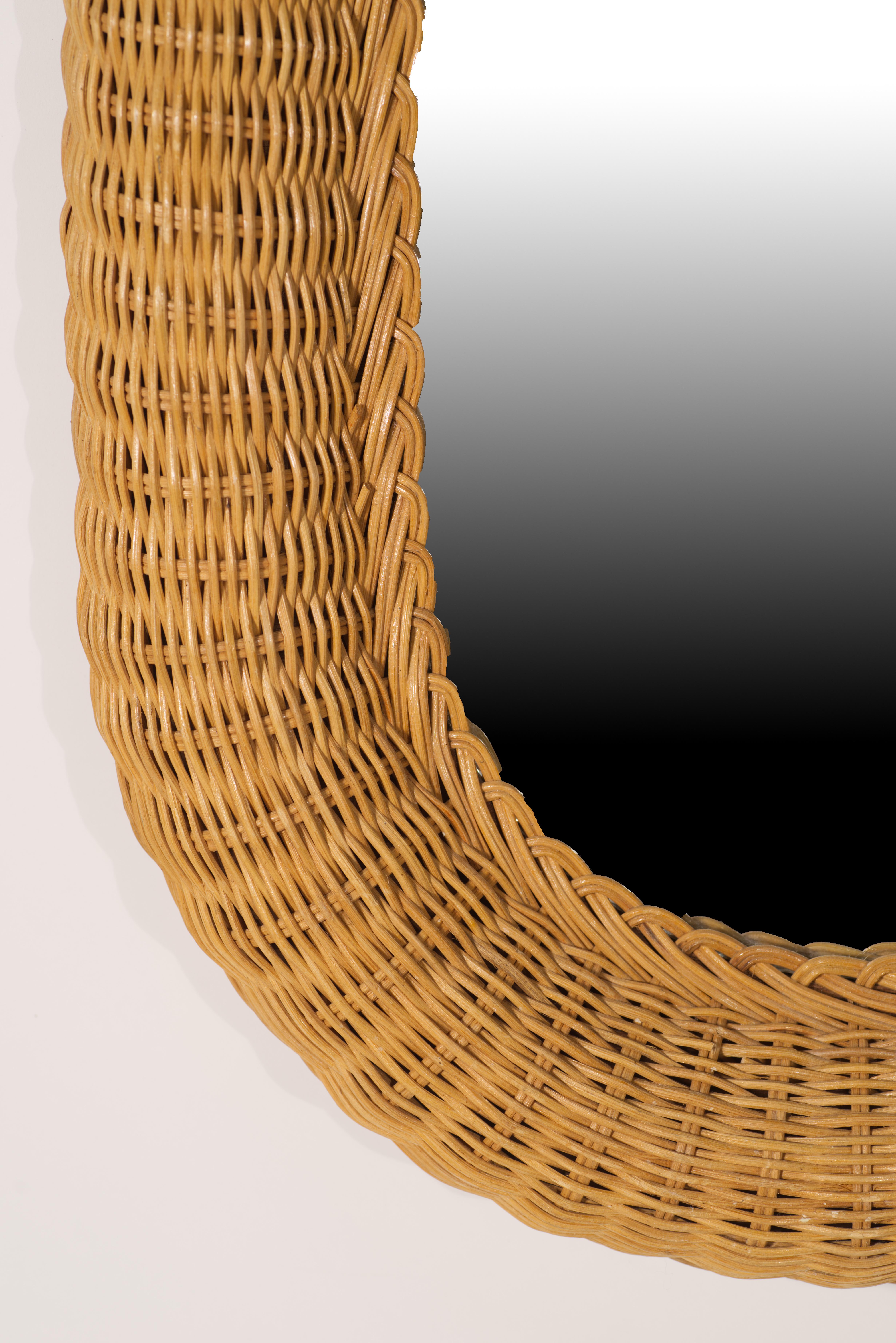 Fatto a mano Specchio ovale in vimini e rattan d'epoca, in stile rustico francese in vendita