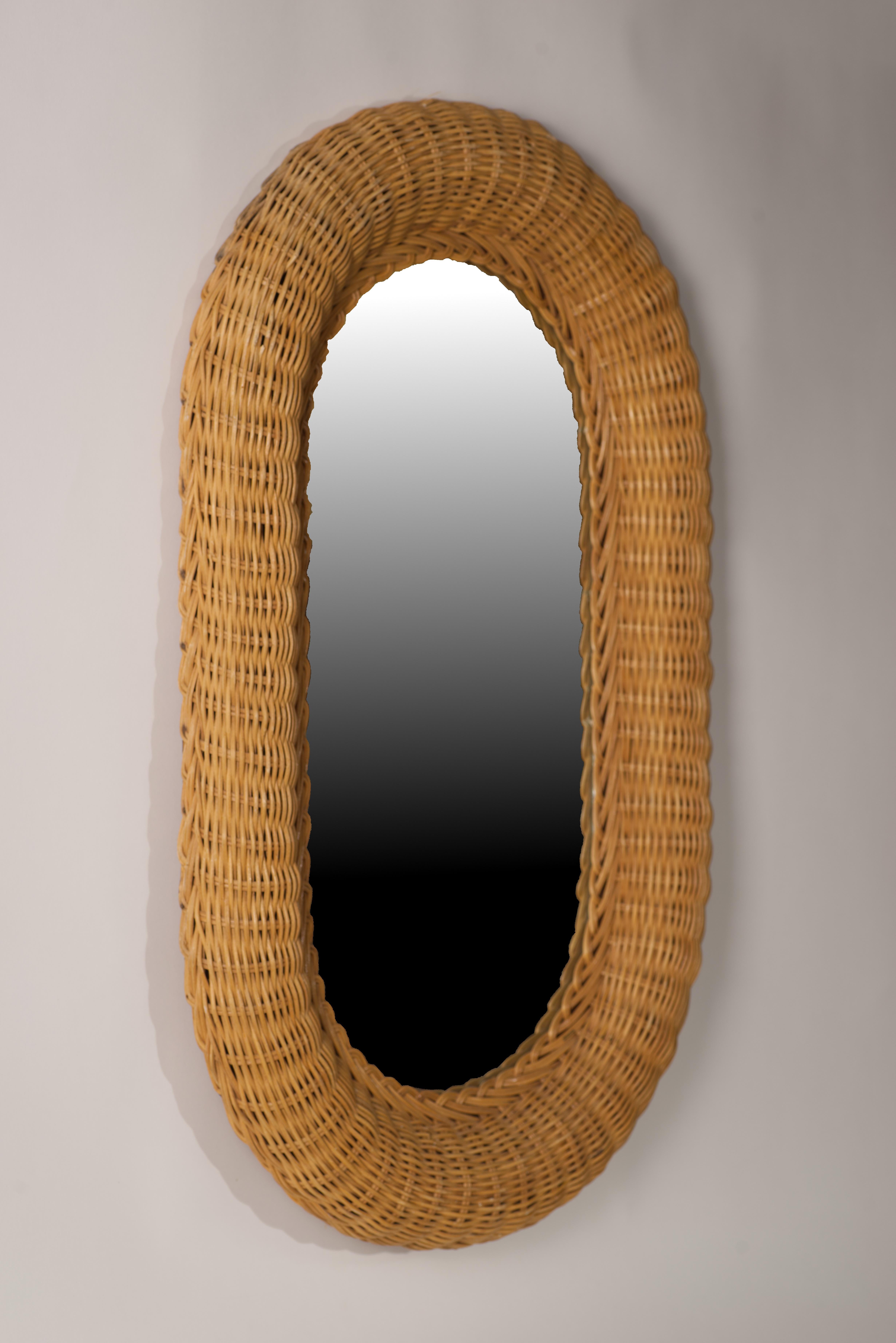 Specchio ovale in vimini e rattan d'epoca, in stile rustico francese in vendita 1