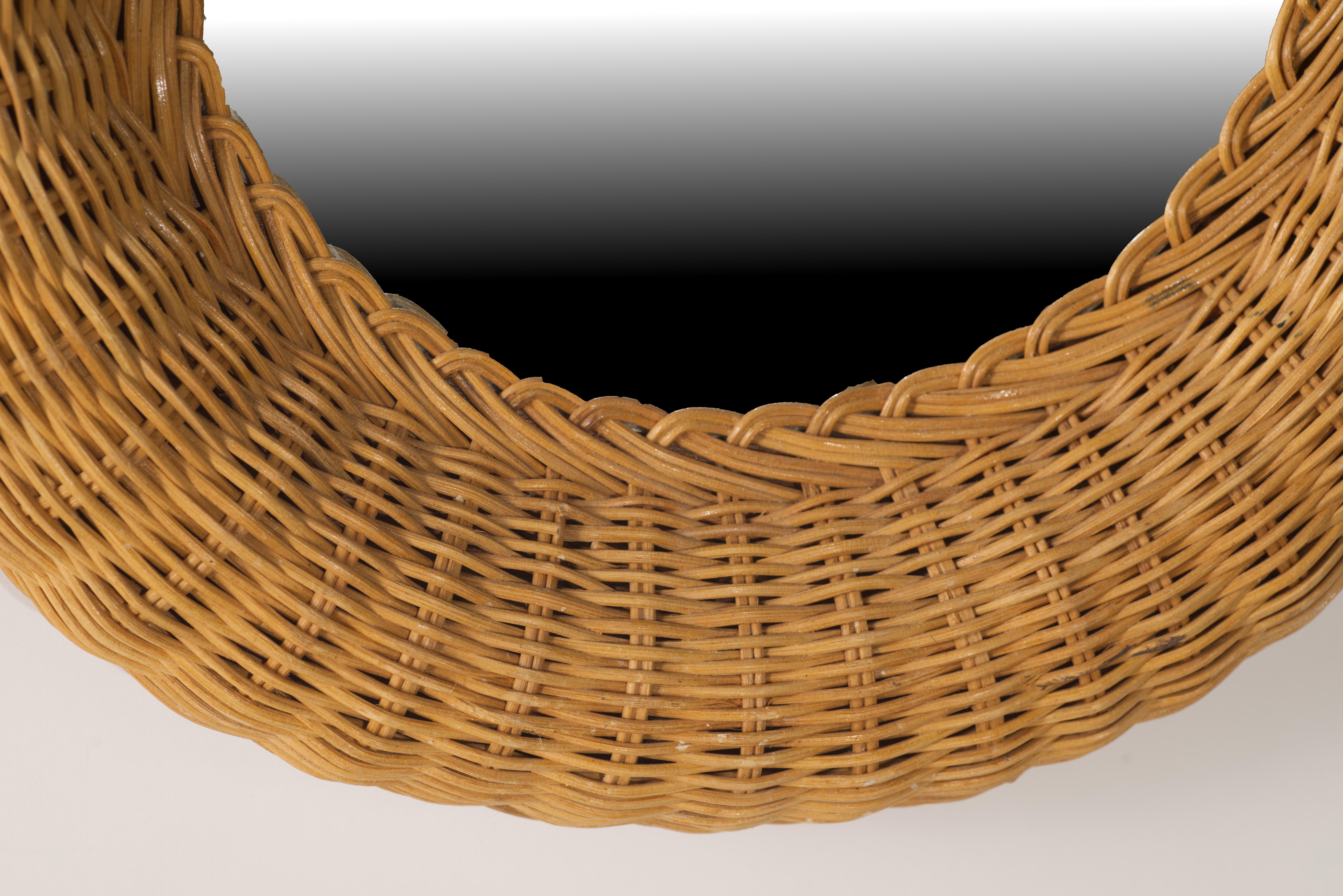 Specchio ovale in vimini e rattan d'epoca, in stile rustico francese in vendita 2