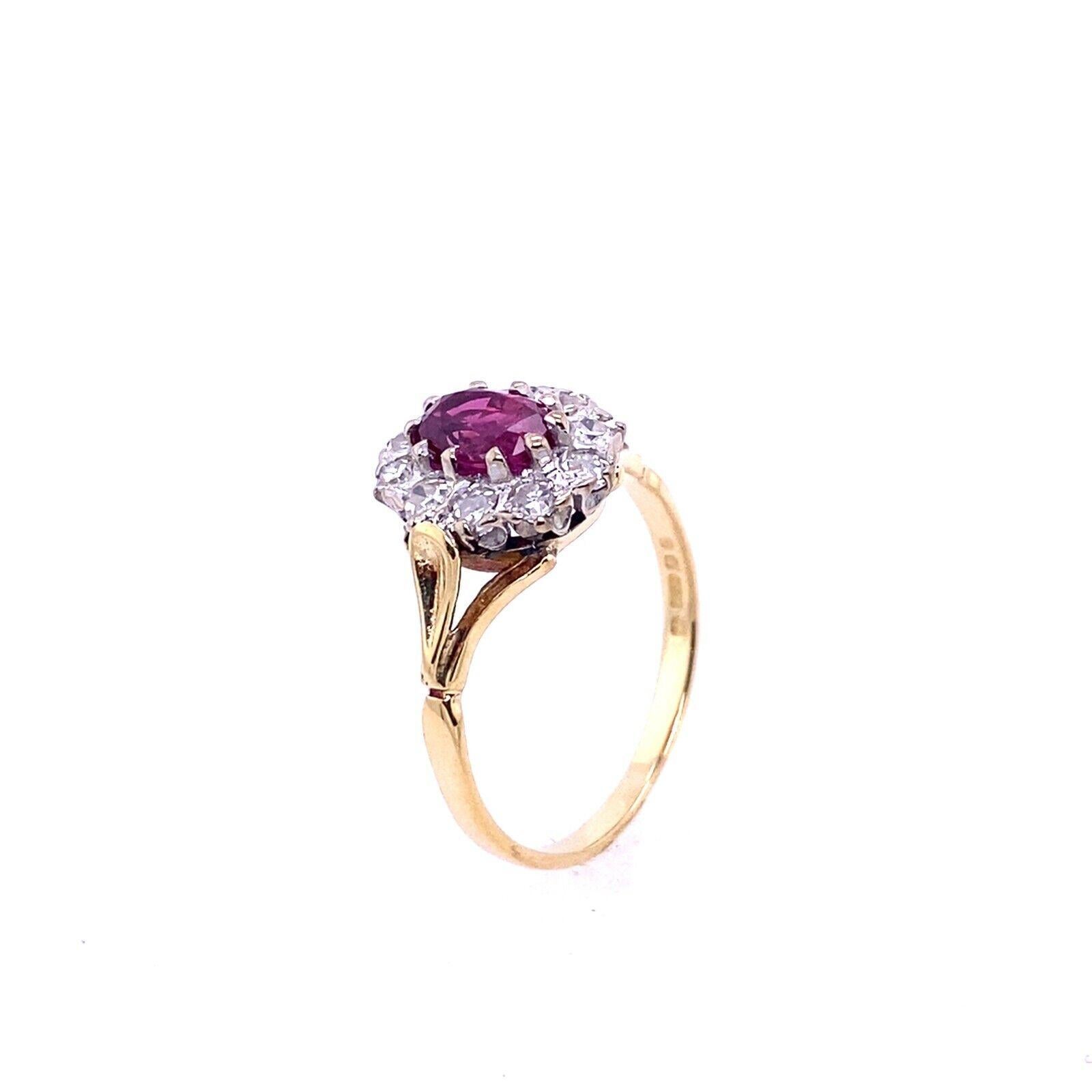 Dieser klassische Vintage-Ring ist mit einem wunderschönen Rubin im Ovalschliff besetzt, der von einer Gruppe kleinerer Diamanten umgeben ist. Mit einem Rubingewicht von insgesamt 0,40 ct und einem Diamantengewicht von 0,35 ct ist dieser Ring ein