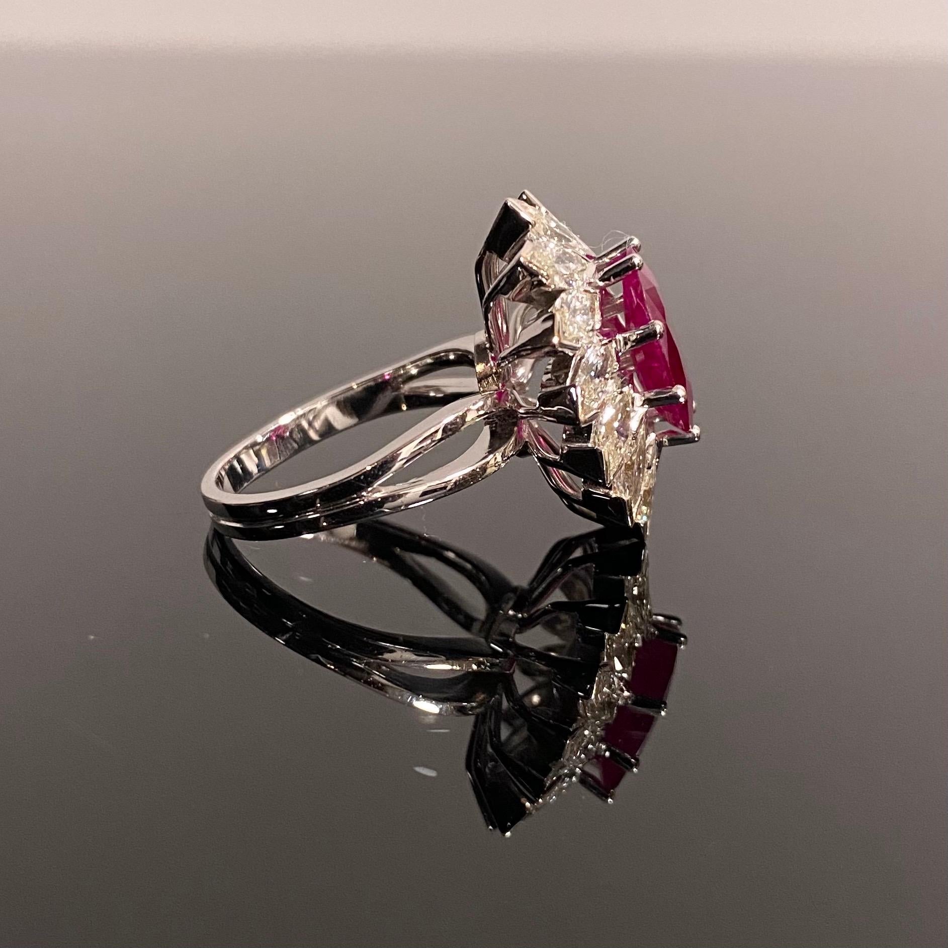Anello di fidanzamento d'epoca con rubino ovale e diamante marquise con coroncina floreale in oro in vendita 7