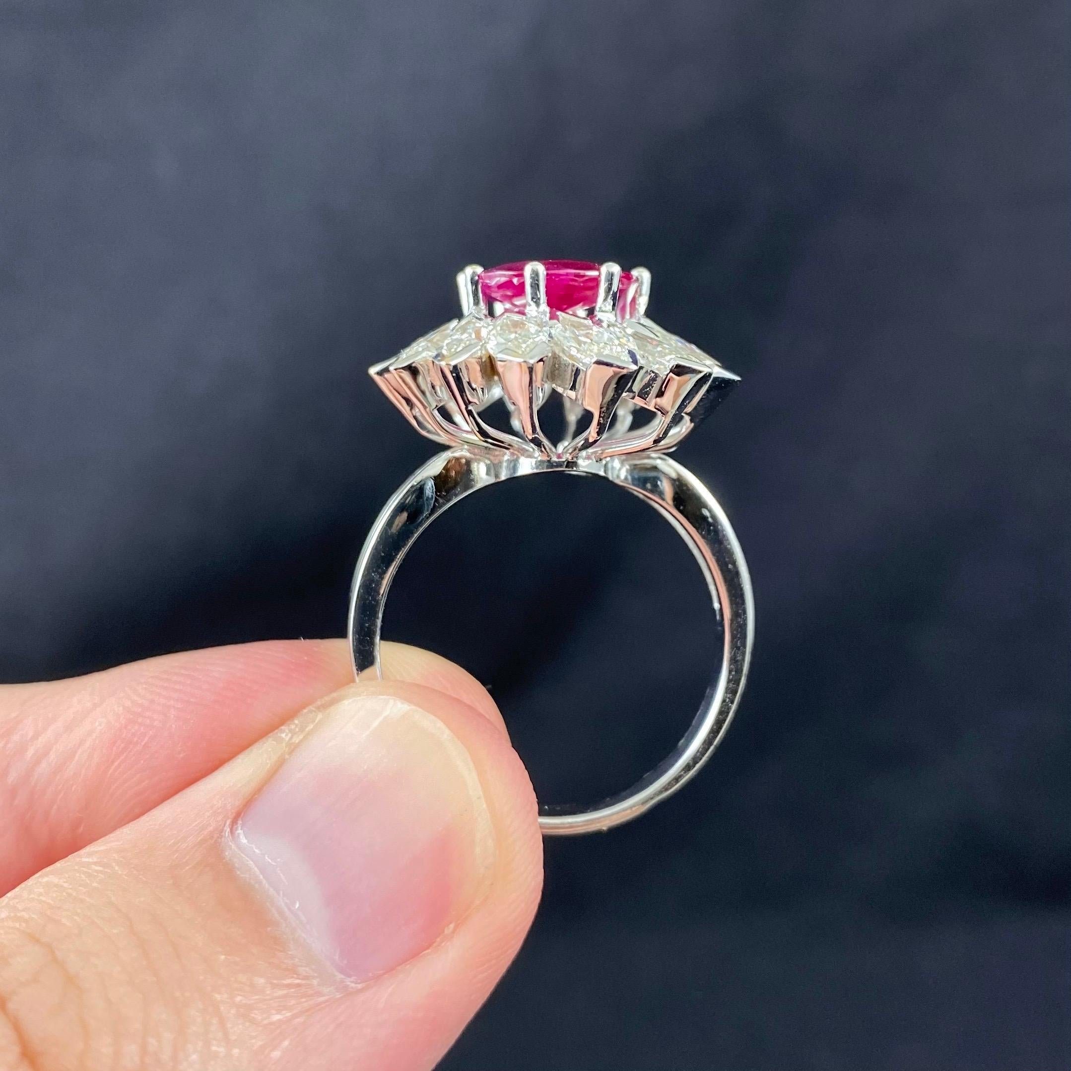 Anello di fidanzamento d'epoca con rubino ovale e diamante marquise con coroncina floreale in oro in vendita 12