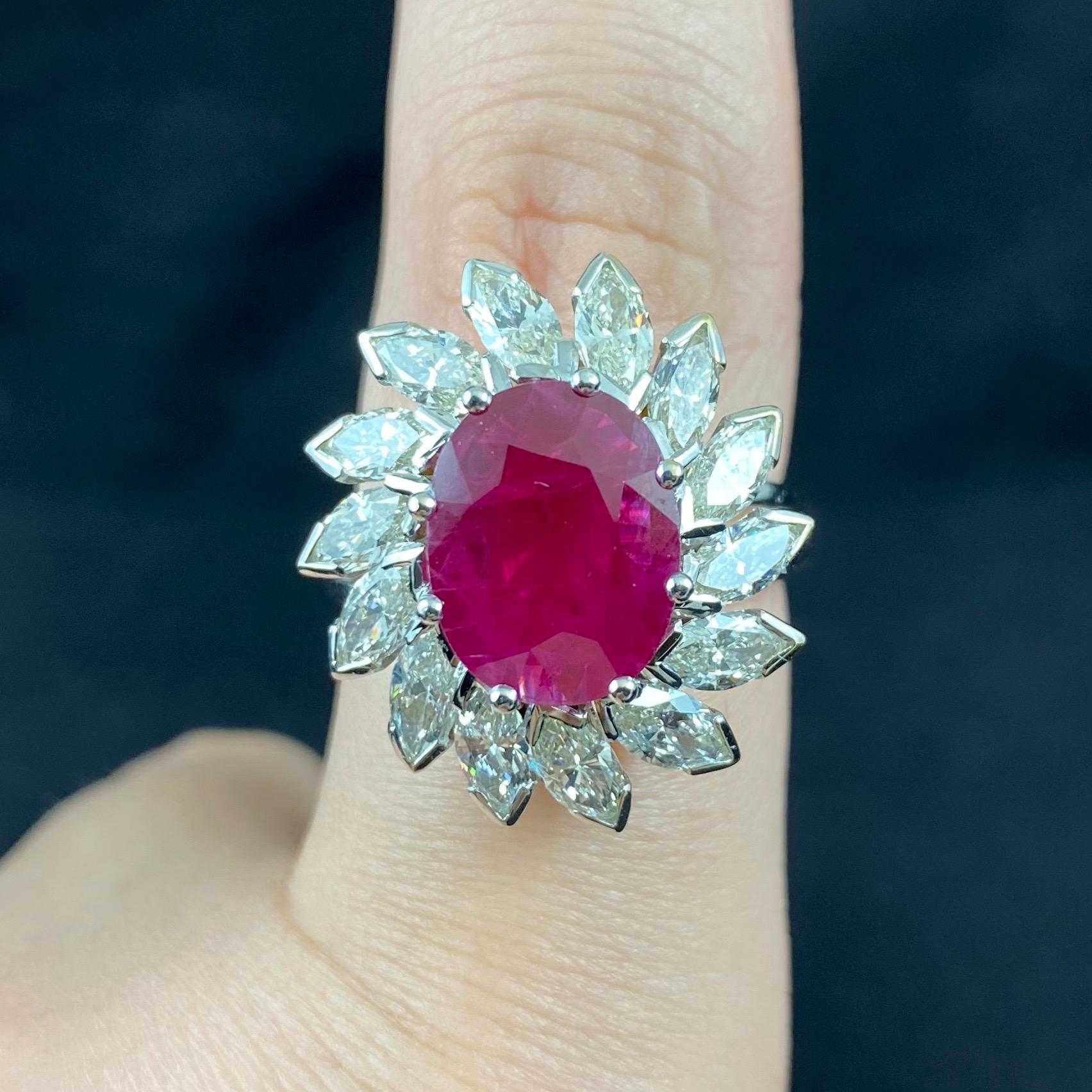 Taglio ovale Anello di fidanzamento d'epoca con rubino ovale e diamante marquise con coroncina floreale in oro in vendita