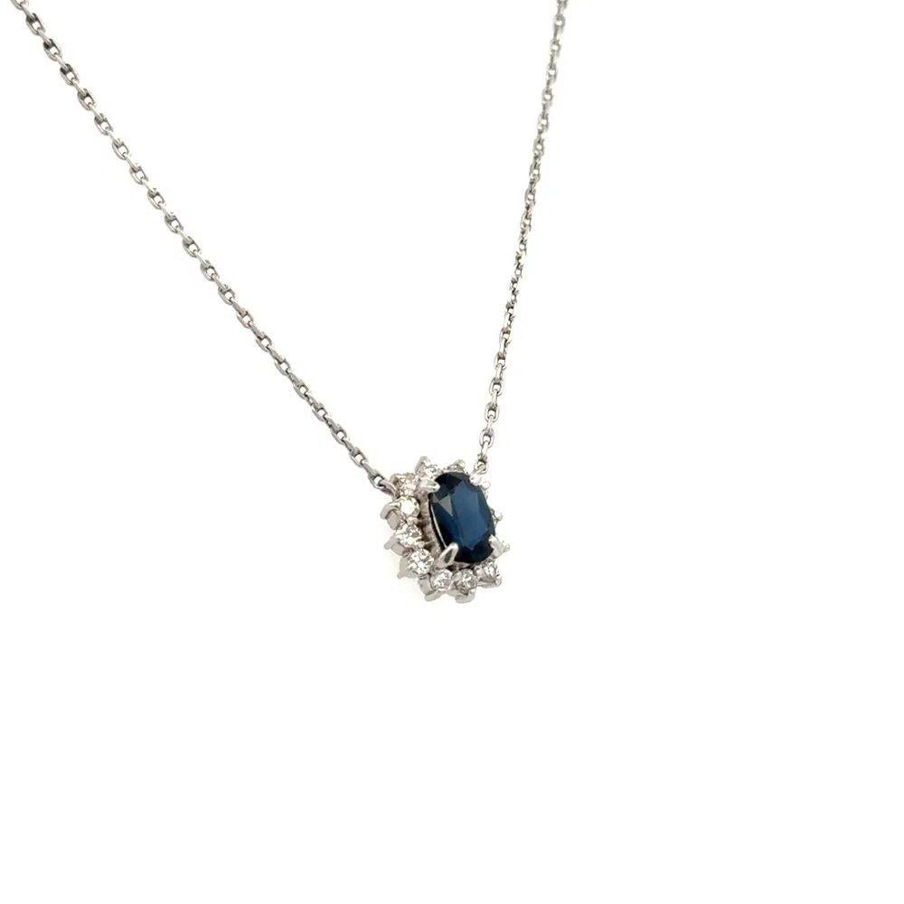 Sencillamente hermoso Collar Colgante Vintage de Zafiro Ovalado y Diamantes en Halo de Platino. Centra un zafiro azul ovalado de 0,67 quilates engastado a mano de forma segura. Rodeada de diamantes talla brillante redondos, aprox. 0.24 tcw. Montaje