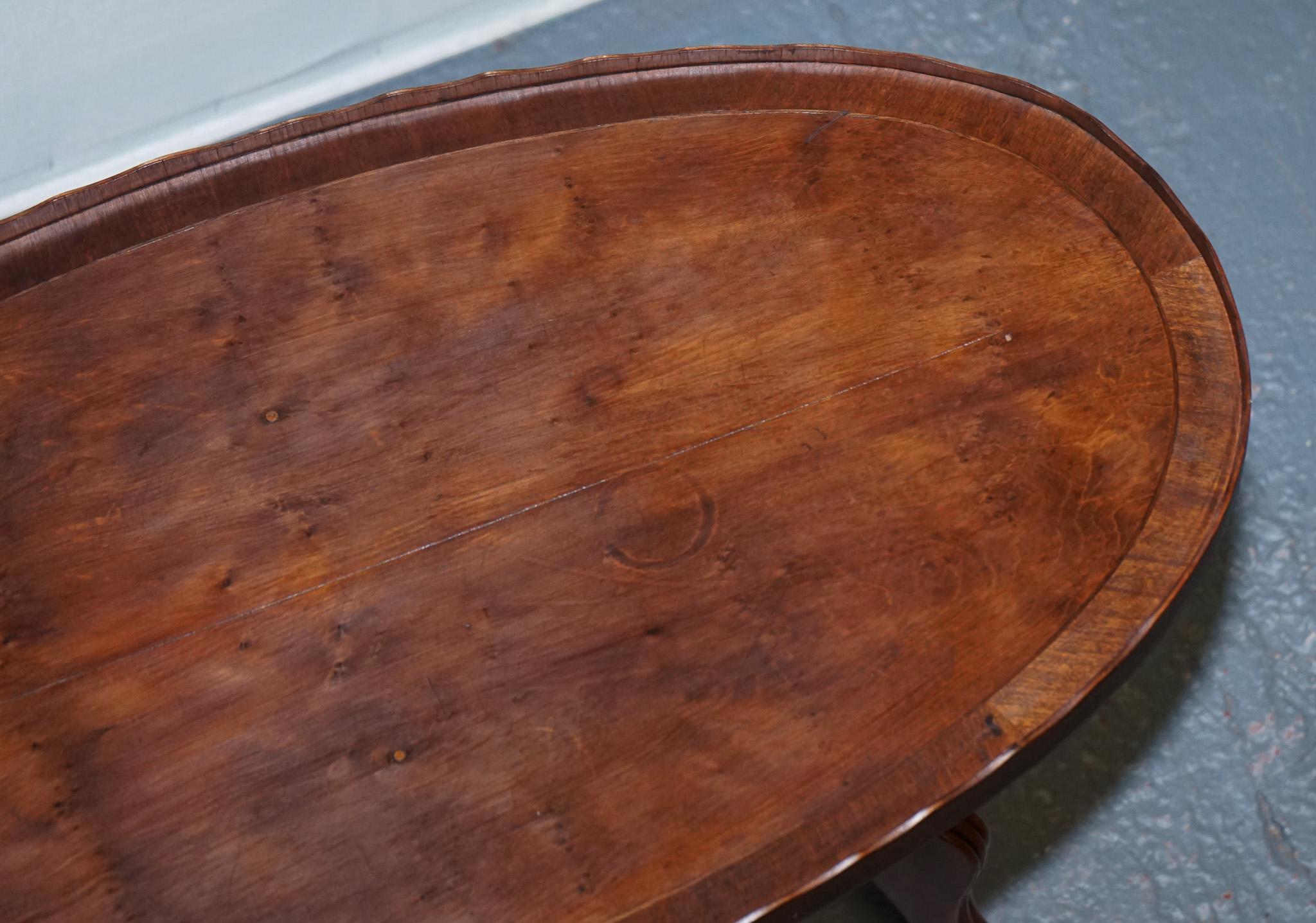 VINTAGE OVAL SCALLOPED EDGE OCCASiONAL SIDE TABLE For Sale 3