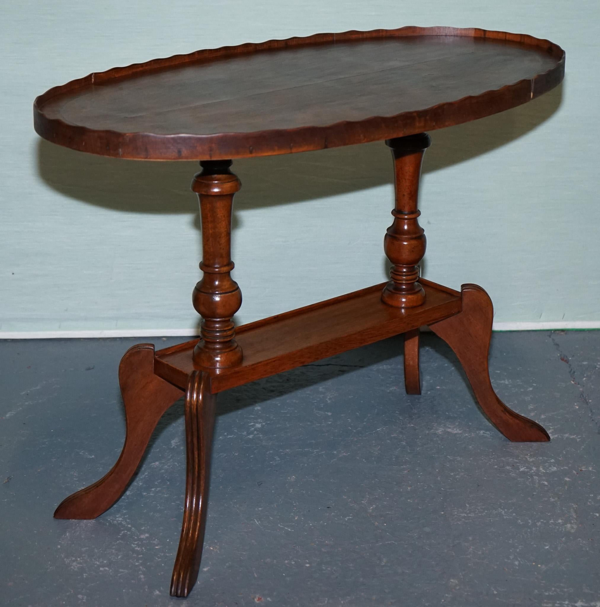 British VINTAGE OVAL SCALLOPED EDGE OCCASiONAL SIDE TABLE For Sale