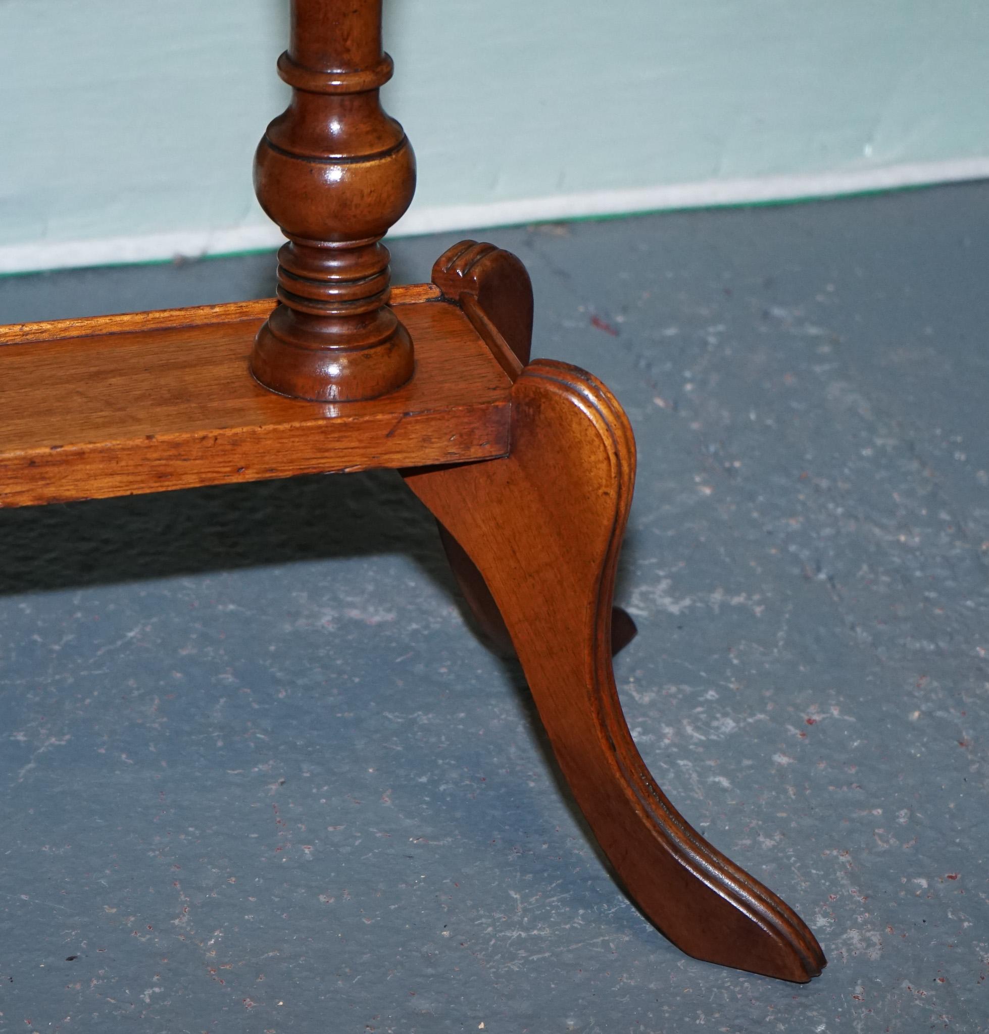 20th Century VINTAGE OVAL SCALLOPED EDGE OCCASiONAL SIDE TABLE For Sale