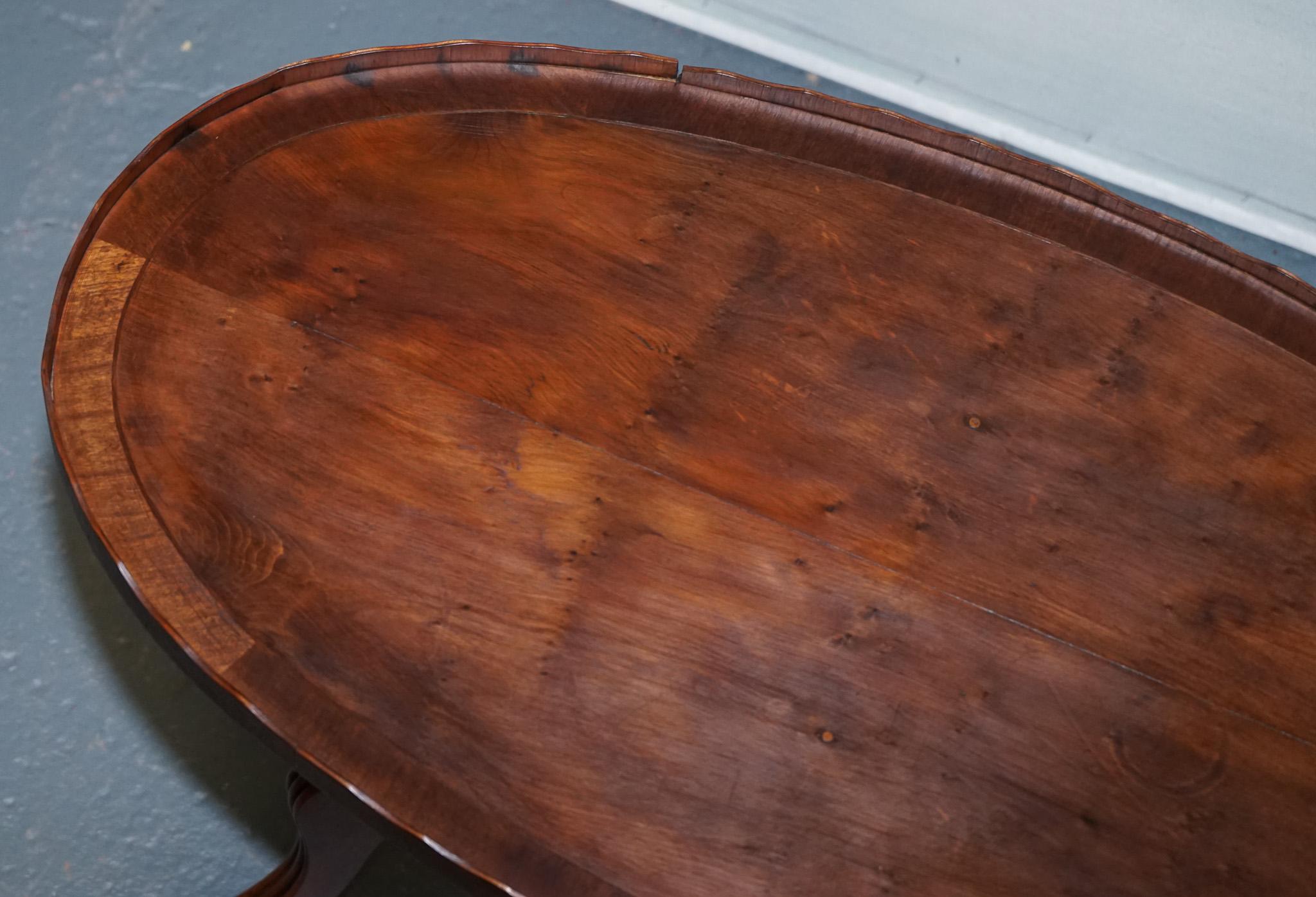 VINTAGE OVAL SCALLOPED EDGE OCCASiONAL SIDE TABLE For Sale 2