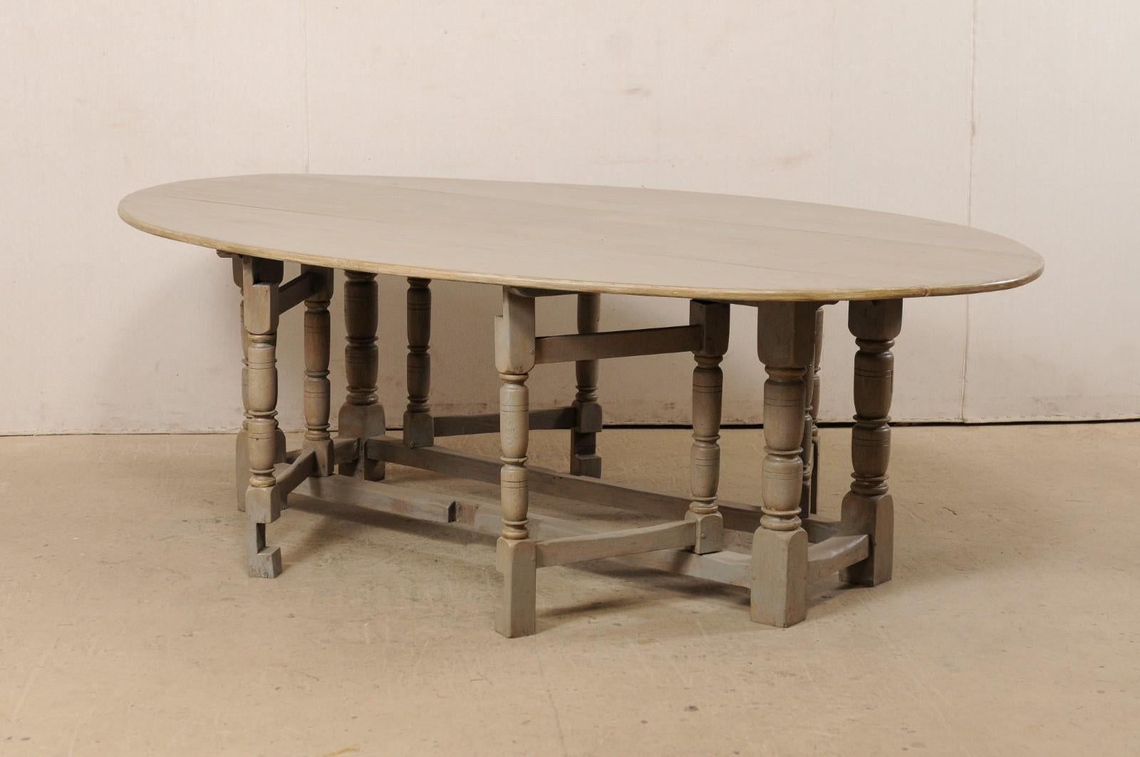 Vintage Oval-Shaped Gate Leg Table w/Drop Leaf Sides & Baluster Carved Legs In Good Condition In Atlanta, GA