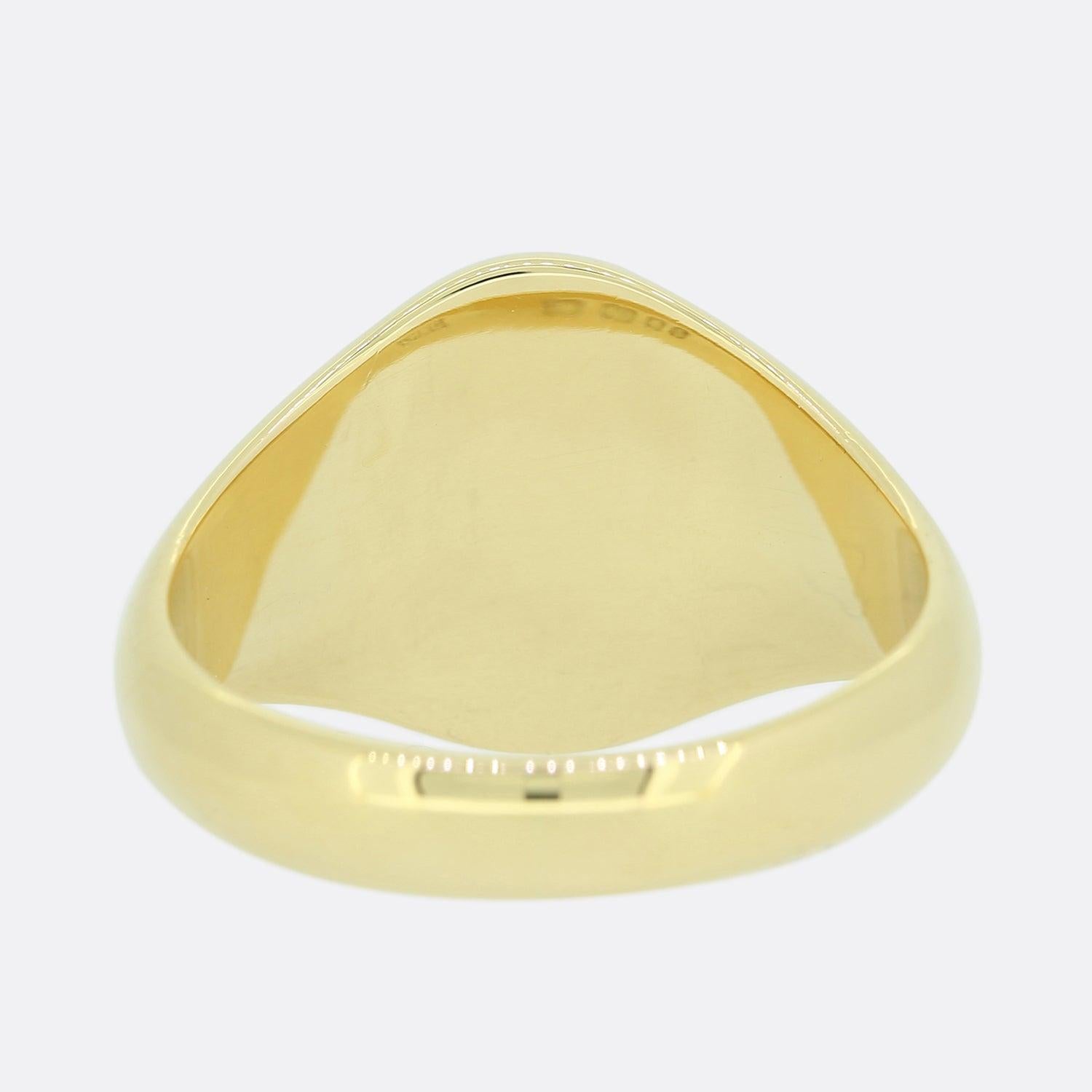 Il s'agit d'une chevalière vintage des années 1950 en or jaune 18ct. La face de la bague est de forme ovale et l'anneau présente une finition polie unie.

Condit : Utilisé (Très bon)
Poids : 9,2 grammes
Taille de la bague : Q
Dimensions de la face :