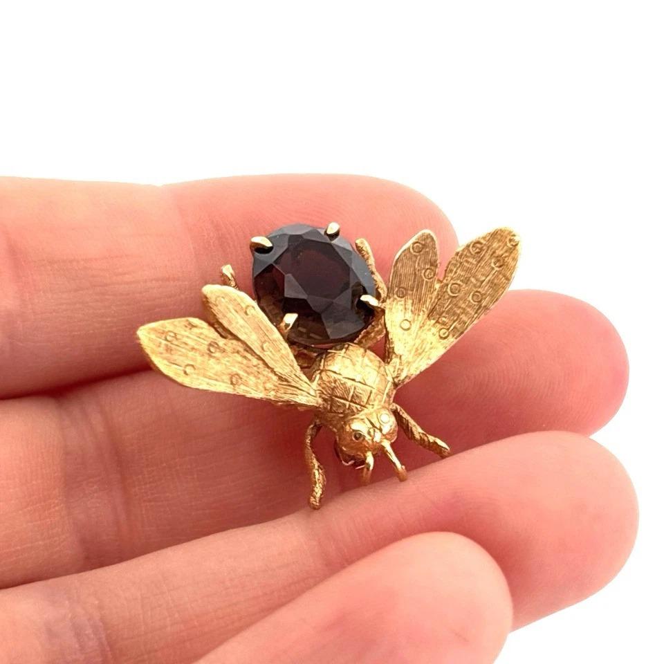 Vintage Oval Smoky 4ct Quartz Florentine Finish 14K Gold Bee Brooch In Good Condition In Carmel By The Sea, CA