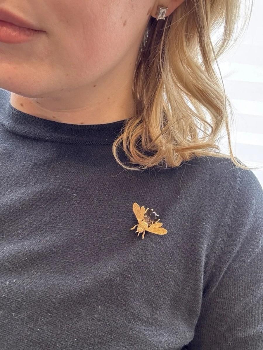 Vintage Oval Smoky 4ct Quartz Florentine Finish 14K Gold Bee Brooch 1