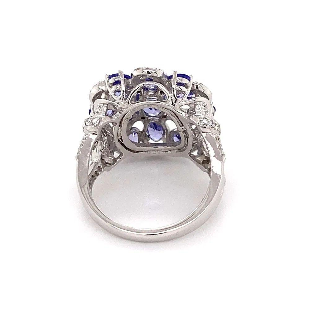 Vintage Oval Tanzanite and Diamond Gold Statement Cluster Ring In Excellent Condition For Sale In Montreal, QC