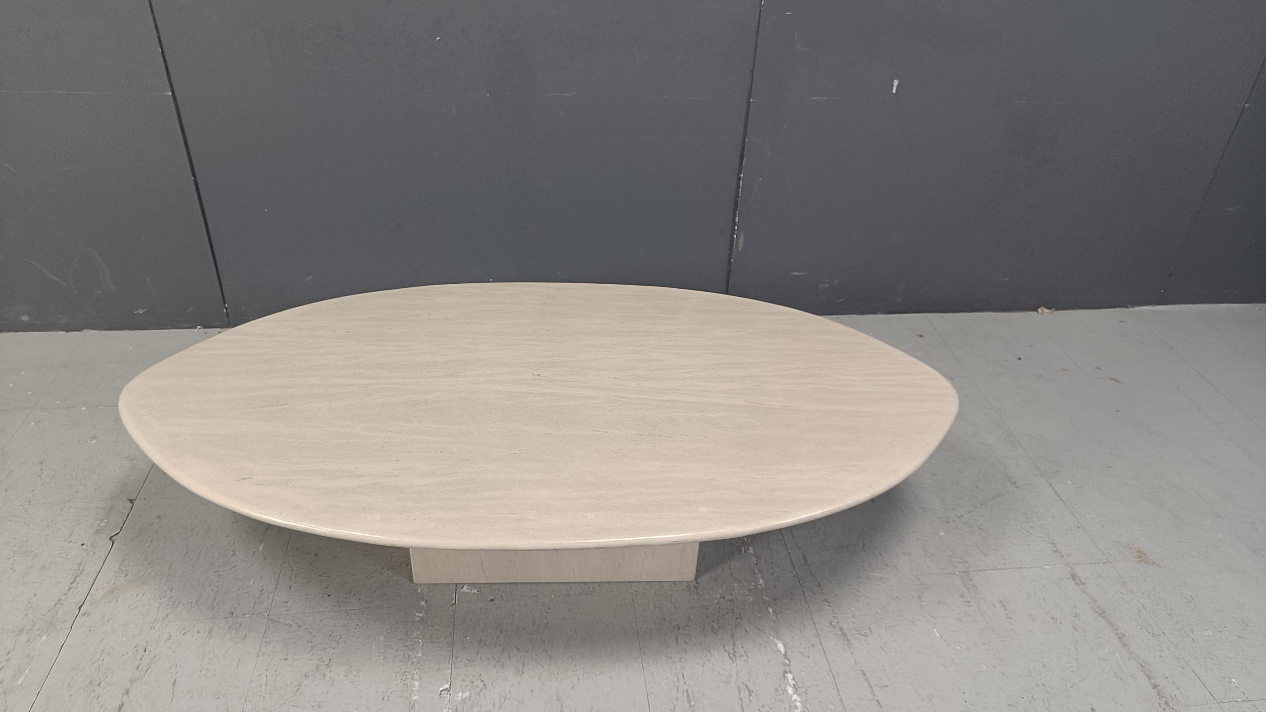 
Eleganter Couchtisch aus Travertin mit einer ovalen Tischplatte auf einem rechteckigen Sockel.

Dieses zeitlose Stück bringt einen Hauch von Charme in Ihr Wohnzimmer.

Sehr guter Zustand.

1970er Jahre - Italien

Abmessungen
Höhe: 33cm
Breite: