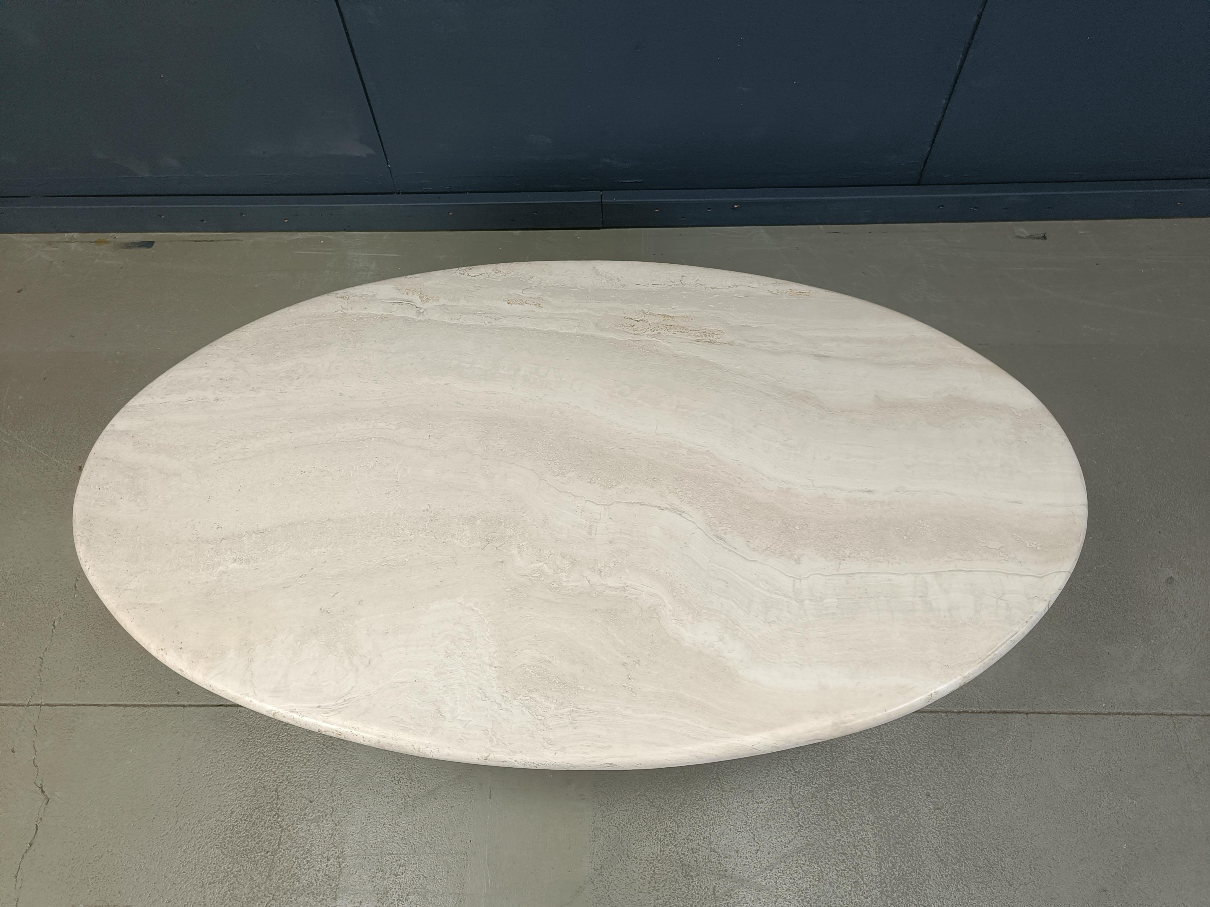 Elegant travertine coffee table with an oval table top resting on a S shaped base.

This timeless piece adds a touch of charm to your living room.

Very good condition.

1970s - Italy

Dimensions
Height: 47cm
Width: 145cm
Depth: 80cm

Ref.: