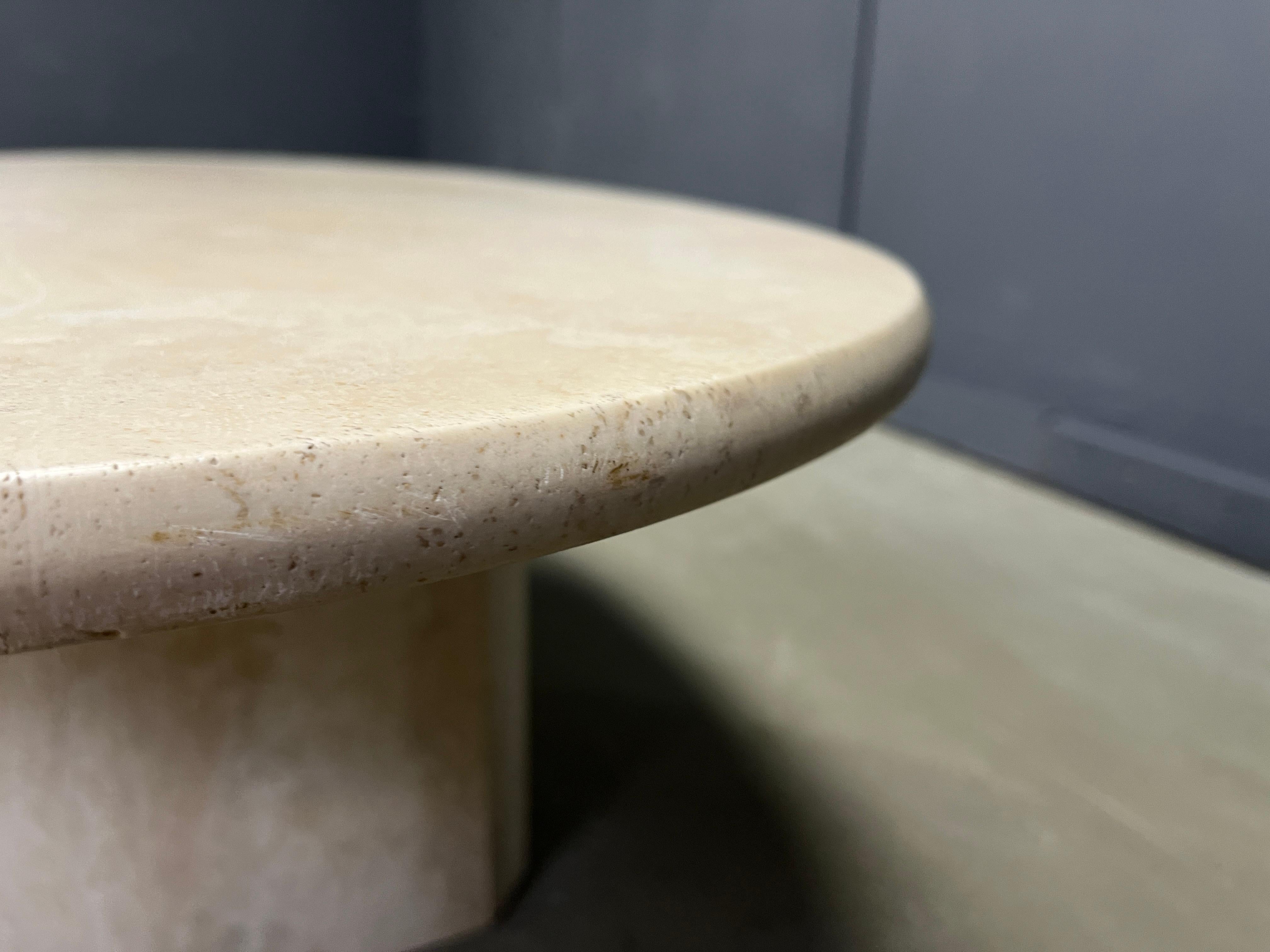 Elegant travertine coffee table with an oval table top resting on a rectangular base.

This timeless piece adds a touch of charm to your living room.

Very good condition.

1970s - Italy

Dimensions
Height: 40cm
Width: 110cm
Depth: 60cm

Ref.: