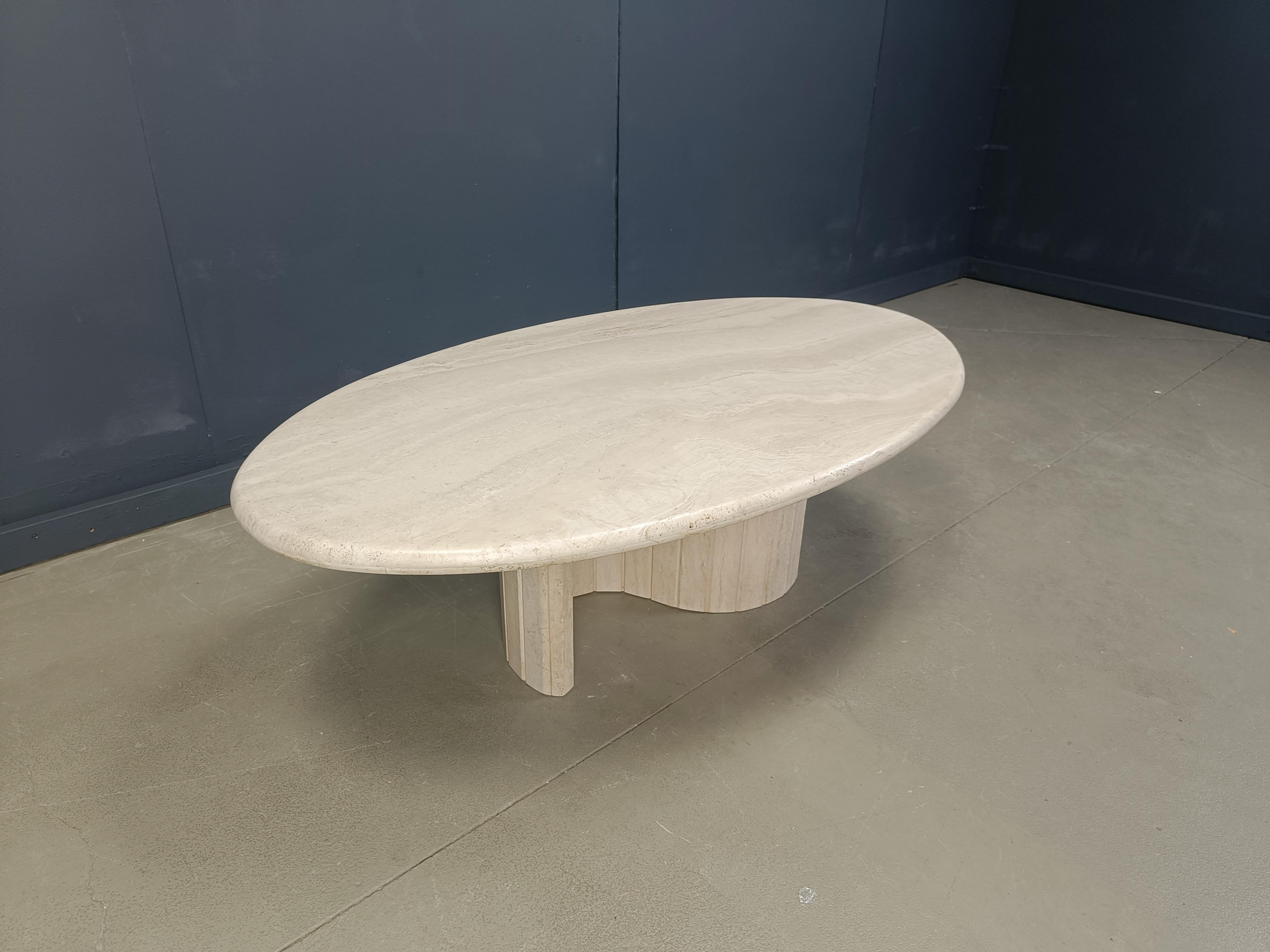 Vintage oval travertine coffee table, 1970s In Good Condition In Leuven, Vlaams Gewest
