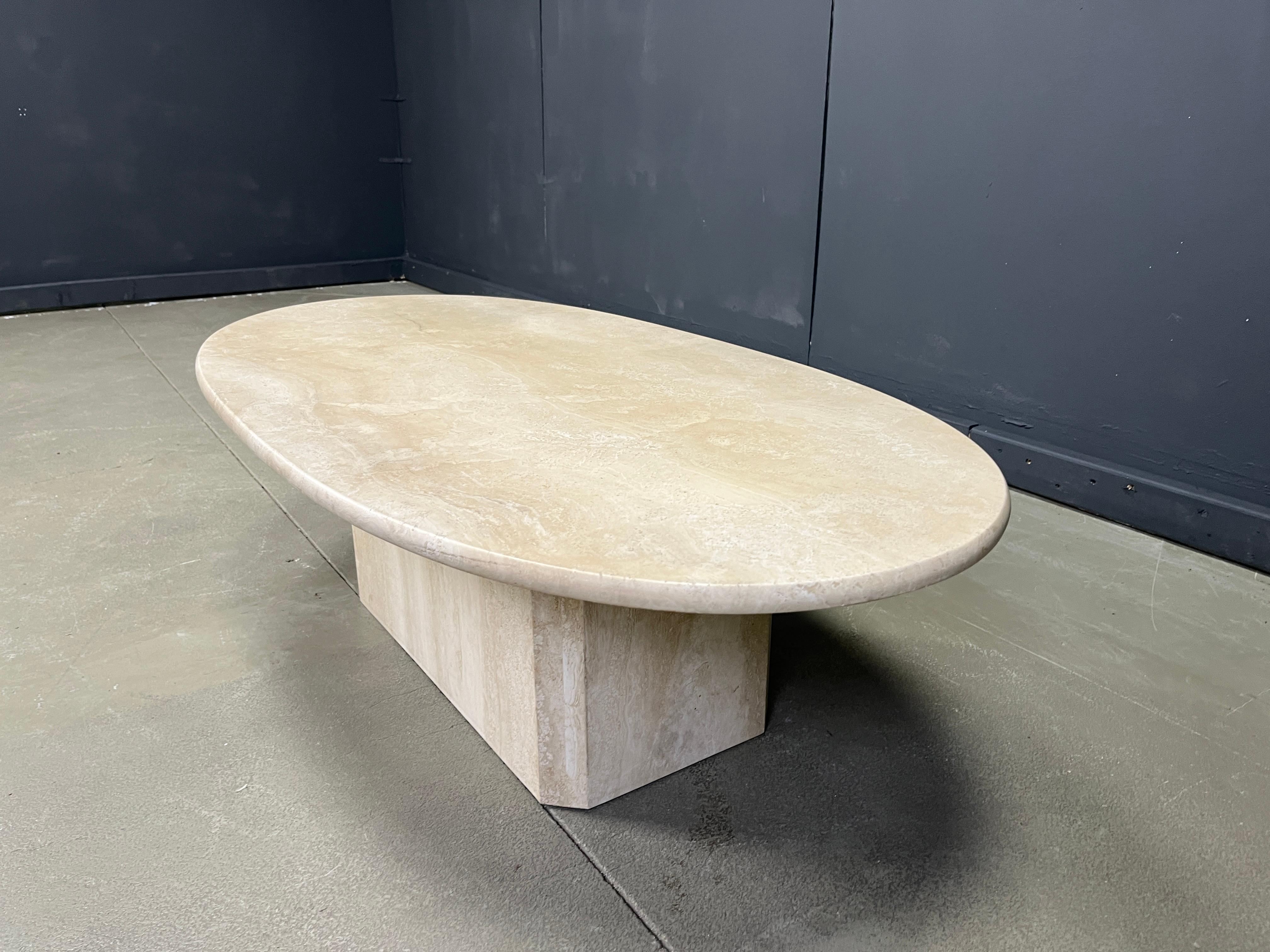 Vintage oval travertine coffee table, 1970s In Good Condition For Sale In Leuven, Vlaams Gewest