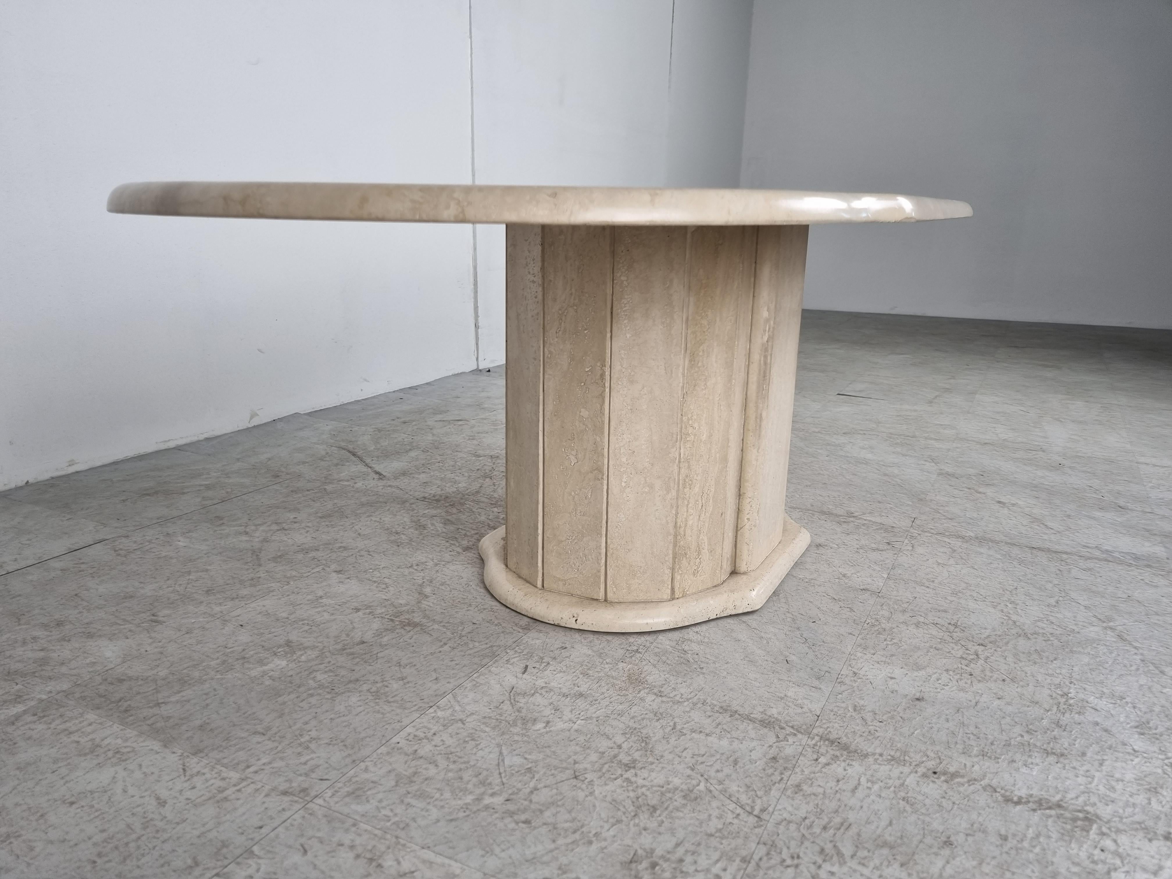 Beautifully shaped travertine coffee table.

Beautiful natural vaining.

Good condition

1980s - Italy

Dimensions
Height: 44cm/17.32