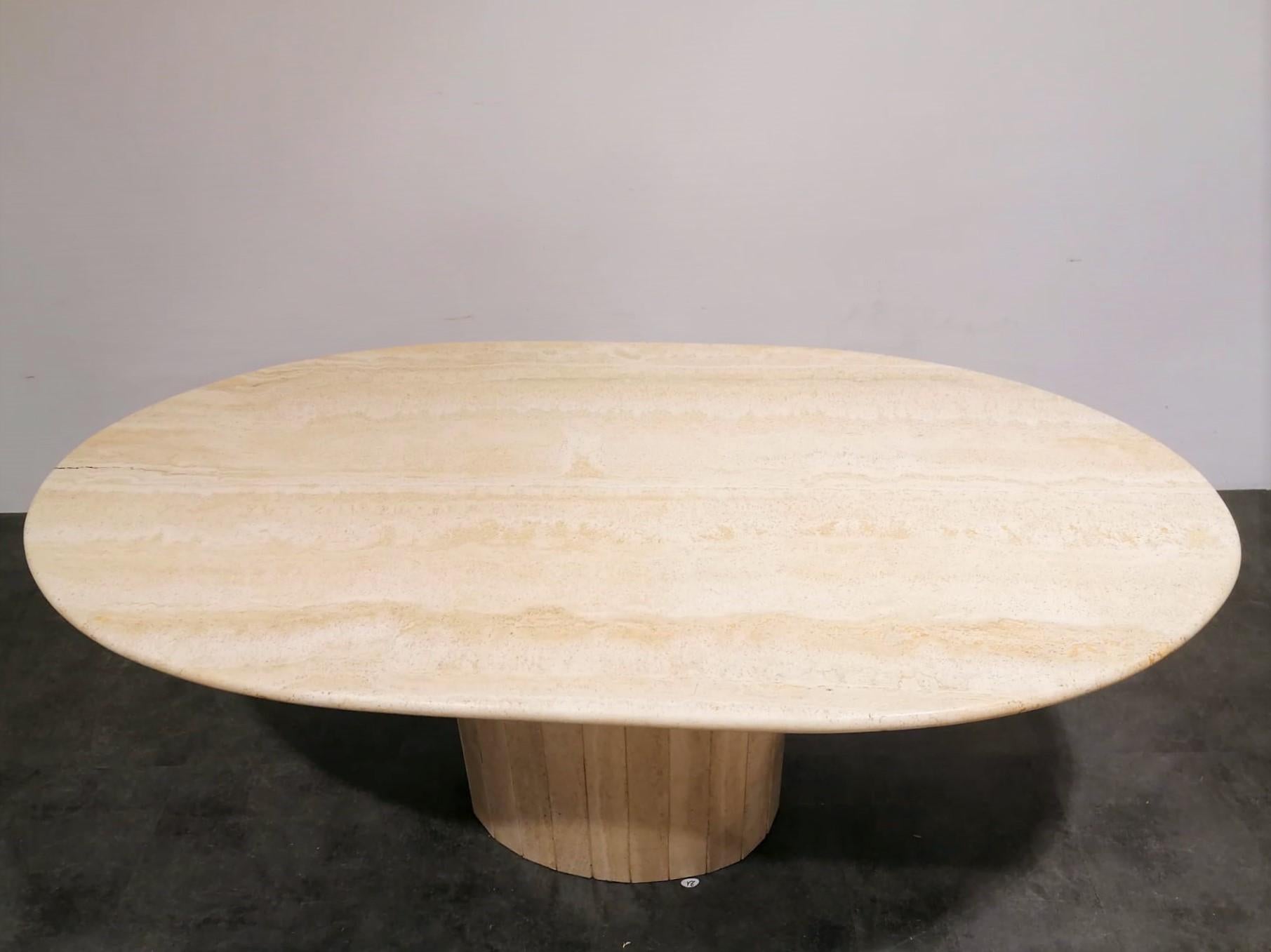 Elegant travertine dining table with a reeded central base. 

Beautiful coloured travertine with a natural pattern.

Timeless and very beautiful table wich fits most interiors.

Good condition. 

1970s - Italy

Dimensions:
Height: